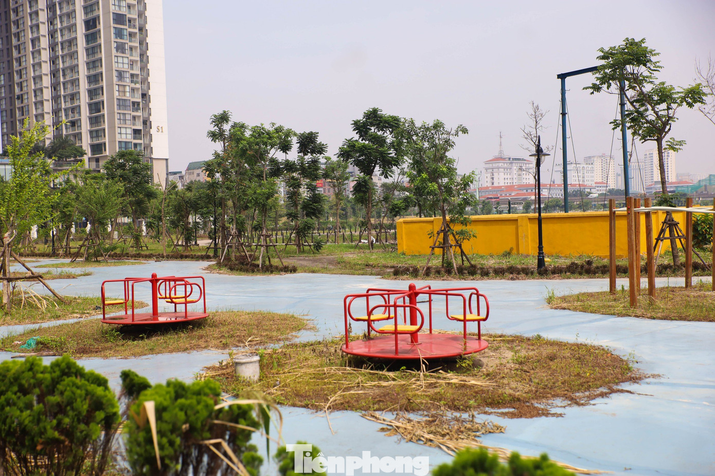 Khu vui chơi dành cho trẻ em đã có một số thiết bị cơ bản.