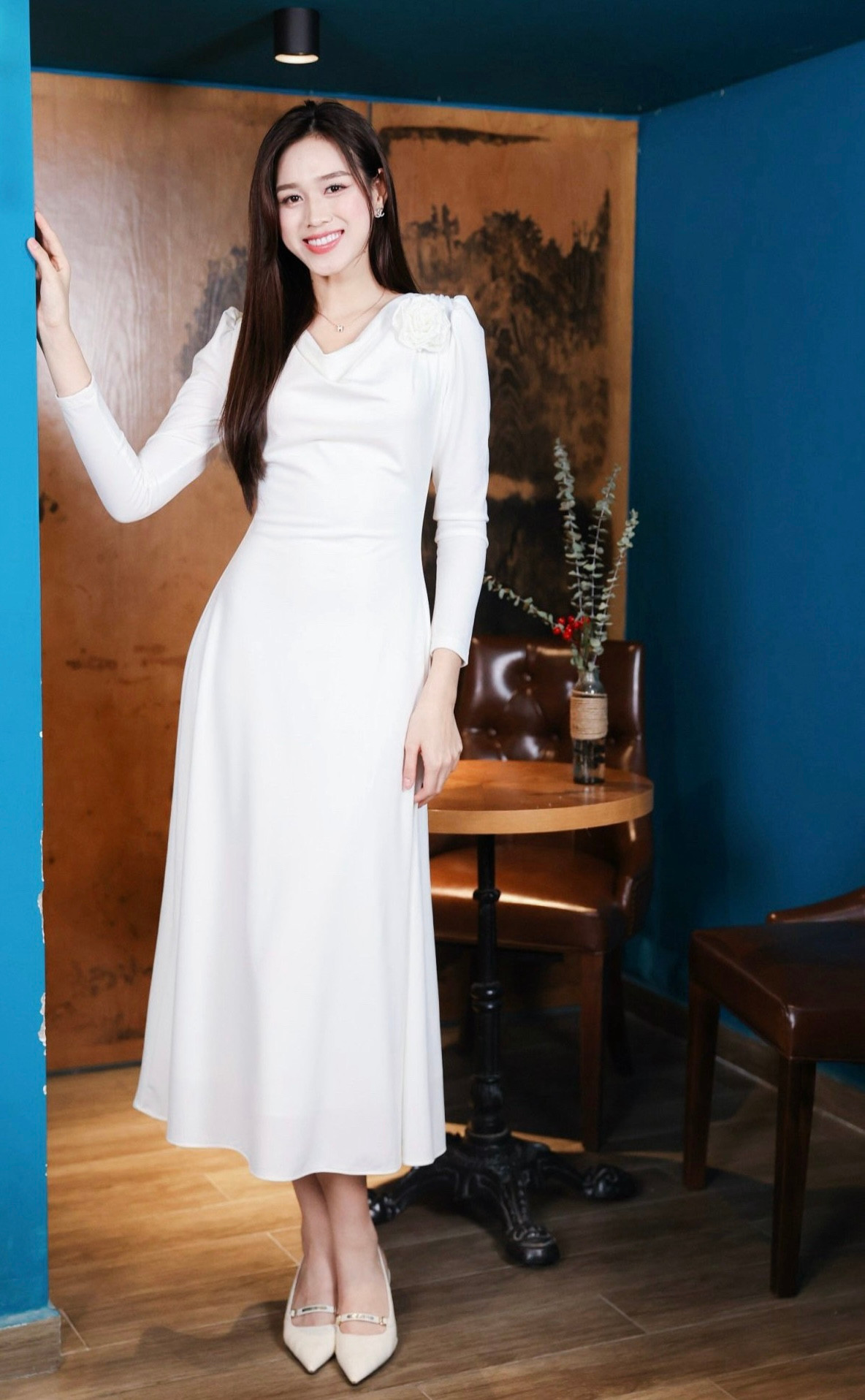 Cũng vì tình yêu với gia đình, bố mẹ mà Đỗ Thị Hà nỗ lực để tốt lên mỗi ngày. “Thời điểm mới đăng quang, tôi đau lòng khi thấy bố mẹ mất ngủ nhiều, lo lắng, thậm chí sa sút sức khỏe vì mình và những dư luận liên quan tới mình. Tôi tự trách bản thân tất cả là do mình. Chỉ có một cách là tôi phải tốt lên để dư luận tích cực hơn và bố mẹ được vui”, Hoa hậu Đỗ Thị Hà bộc bạch.