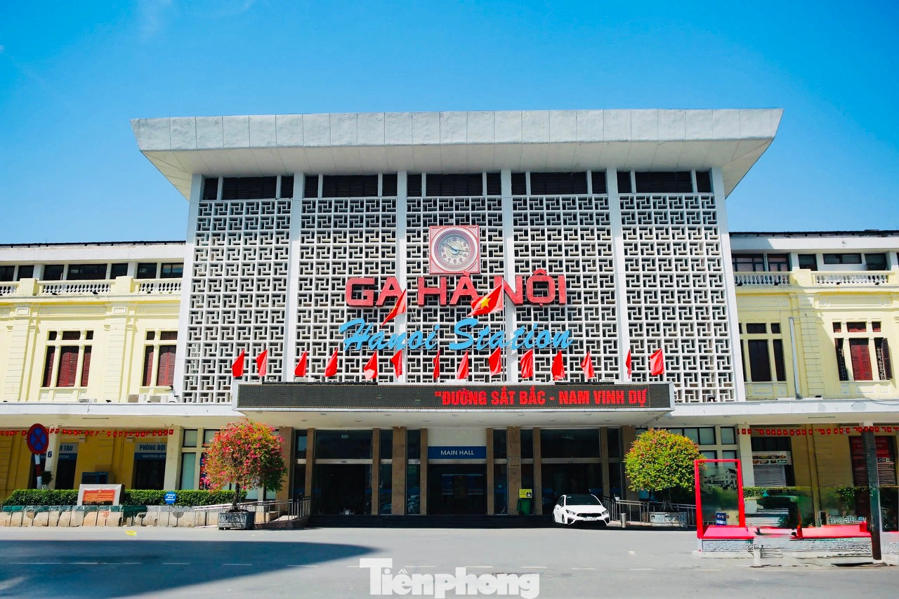 Ga Hà Nội là một trong những cơ sở đầu tiên quân đội Nhân dân Việt Nam tiếp quản từ Pháp. Nhà ga này vẫn nhộn nhịp những chuyến tàu khởi hành ngày đêm suốt 70 năm qua. Khách du lịch từ ga Hà Nội có thể đi nhiều tỉnh thành phía Bắc hay xa hơn theo tuyến đường sắt Bắc - Nam.