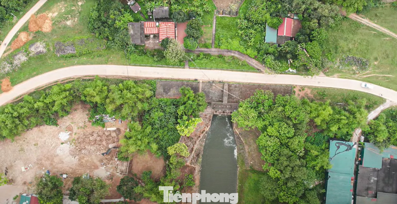 Cống Xuân Quan trên sông Hồng thuộc huyện Văn Giang, Hưng Yên (giáp ranh với thành phố Hà Nội). Hiện tại cống Xuân Quan đang được sử dụng để phục vụ việc tưới tiêu cho nông nghiệp tại khu vực.