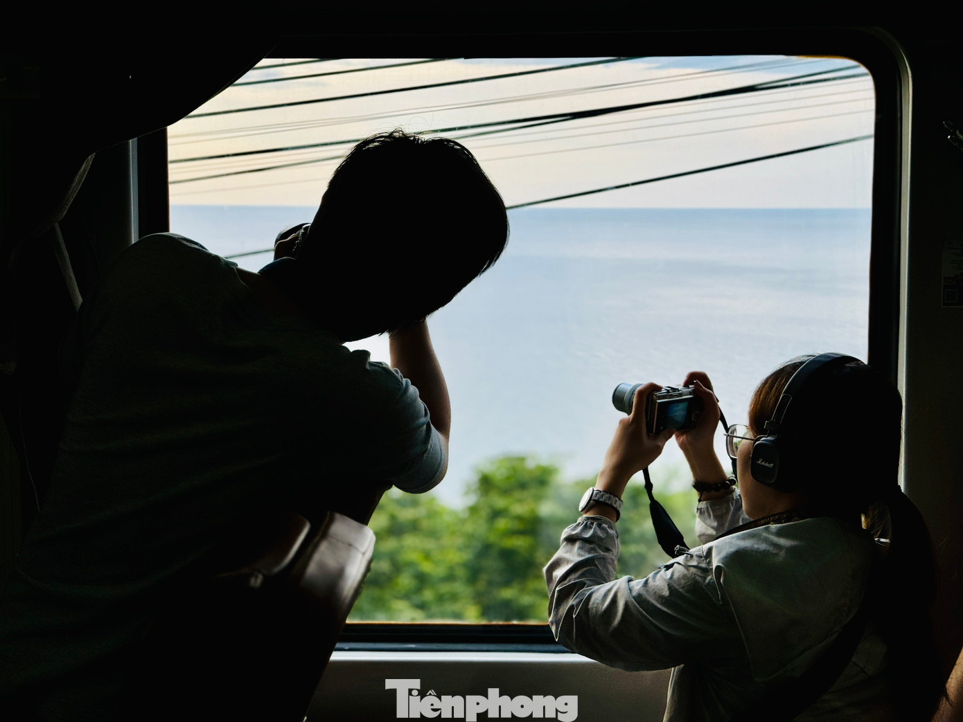 Với thời gian di chuyển khoảng 3 giờ, xuất phát vào buổi sáng và buổi chiều, đoàn tàu sẽ đưa du khách trải nghiệm từ vùng đất Cố đô Huế sang vịnh Lăng Cô, qua đèo Hải Vân rồi đến với thành phố biển Đà Nẵng. Ở chiều ngược lại, du khách sẽ được đặt chân đến Huế - miền đất di sản.