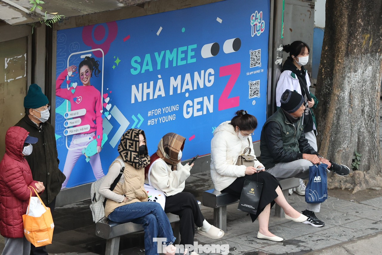 Nhiệt độ giảm sâu cộng với những cơn mưa phùn rả rích từ sáng sớm, khiến ai nấy đều cảm thấy khó chịu khi ra đường. Khăn quàng cổ kín mít, mũ áo lông đội kín là những phụ kiện không thể thiếu trong ngày lạnh buốt này.