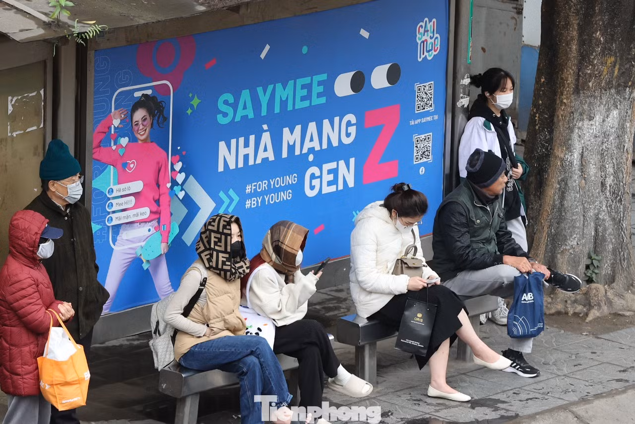 Nhiệt độ giảm sâu cộng với những cơn mưa phùn rả rích từ sáng sớm, khiến ai nấy đều cảm thấy khó chịu khi ra đường. Khăn quàng cổ kín mít, mũ áo lông đội kín là những phụ kiện không thể thiếu trong ngày lạnh buốt này.