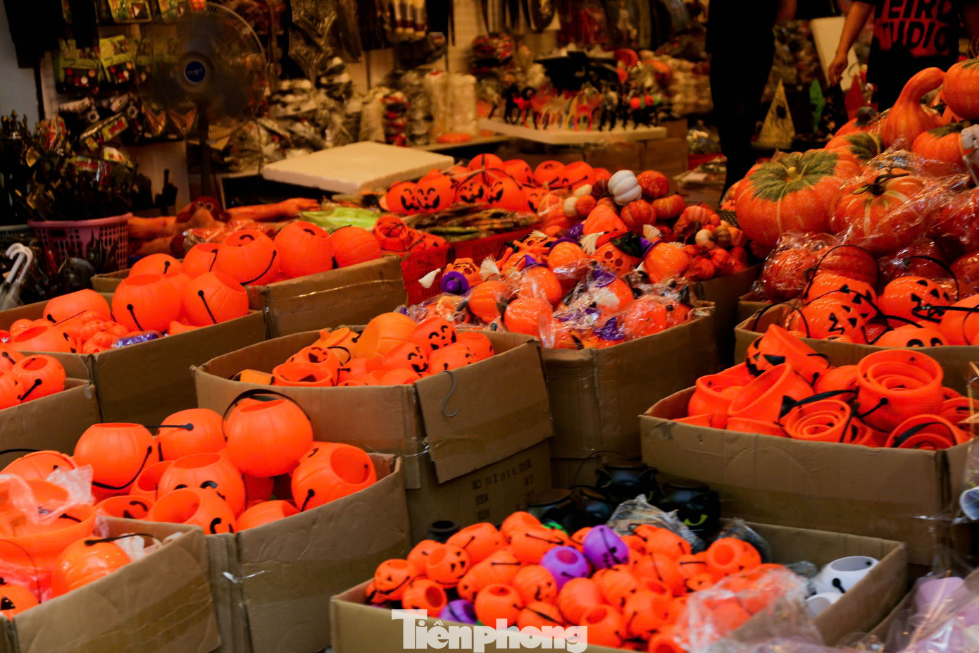 Nhiều loại đồ chơi, đồ trang trí truyền thống của ngày Halloween như bí ngô, nhện khổng lồ, hình nộm, bộ xương, lưỡi hái... được bày bán la liệt trên phố Hàng Mã. Nhiều loại đồ chơi, đồ trang trí truyền thống của ngày Halloween như bí ngô, nhện khổng lồ, hình nộm, bộ xương, lưỡi hái... được bày bán la liệt trên phố Hàng Mã.