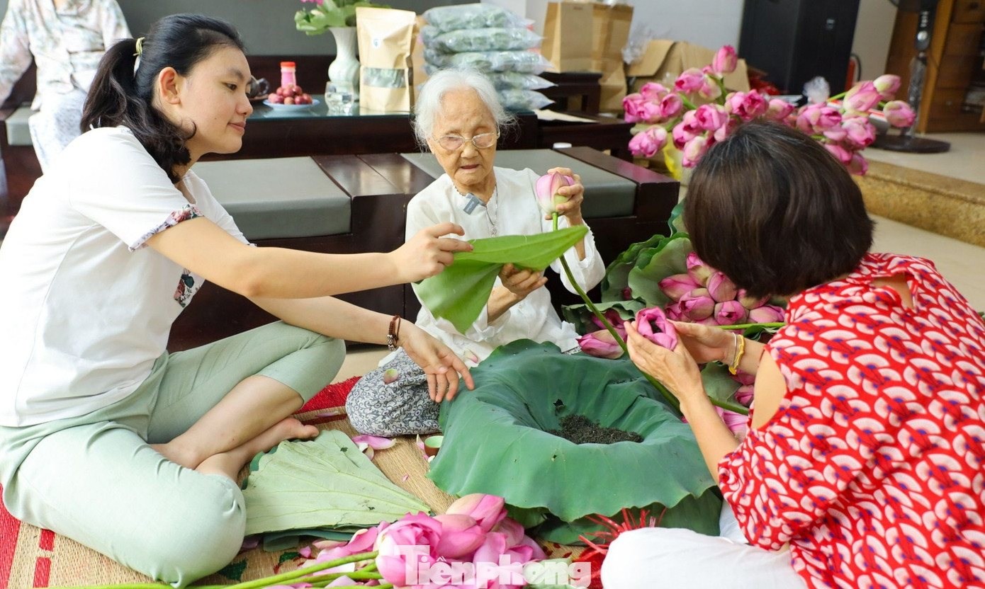 Sen ở hồ Tây có nhiều cánh, màu hồng nhạt, chúm chím nụ. Để giữ được độ tươi và hương vị của sen, phải hái từ lúc sáng sớm. Những bông hoa sen sau đó được chọn lựa cẩn thận, cánh hoa, nhụy hoa và gạo sen được tách rời.