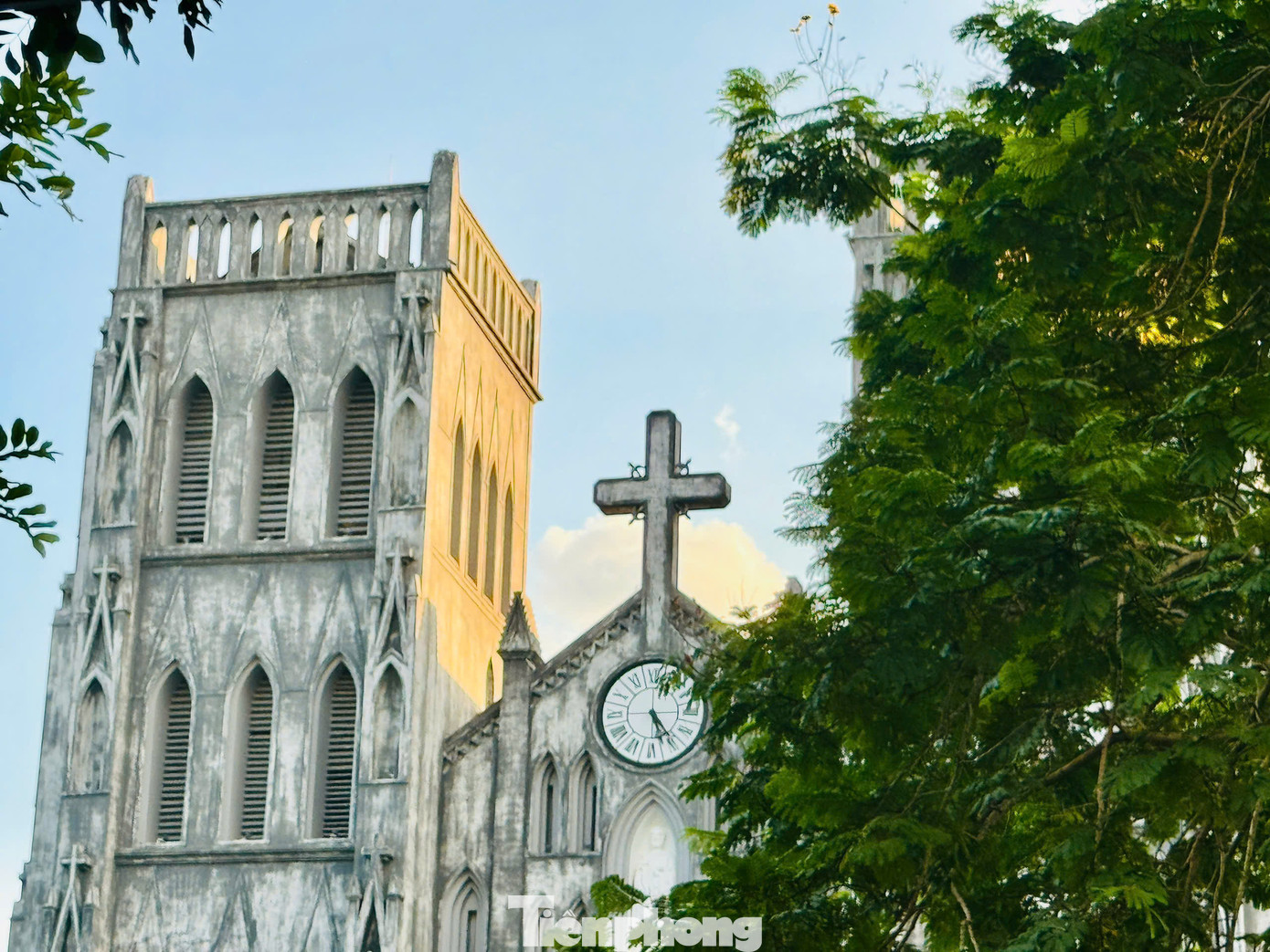 Mùa thu như món quà của thiên nhiên ban tặng, là mùa đẹp nhất trong năm của Thủ đô. Nhà thờ lớn luôn là điểm đến yêu thích của bạn trẻ những ngày này.