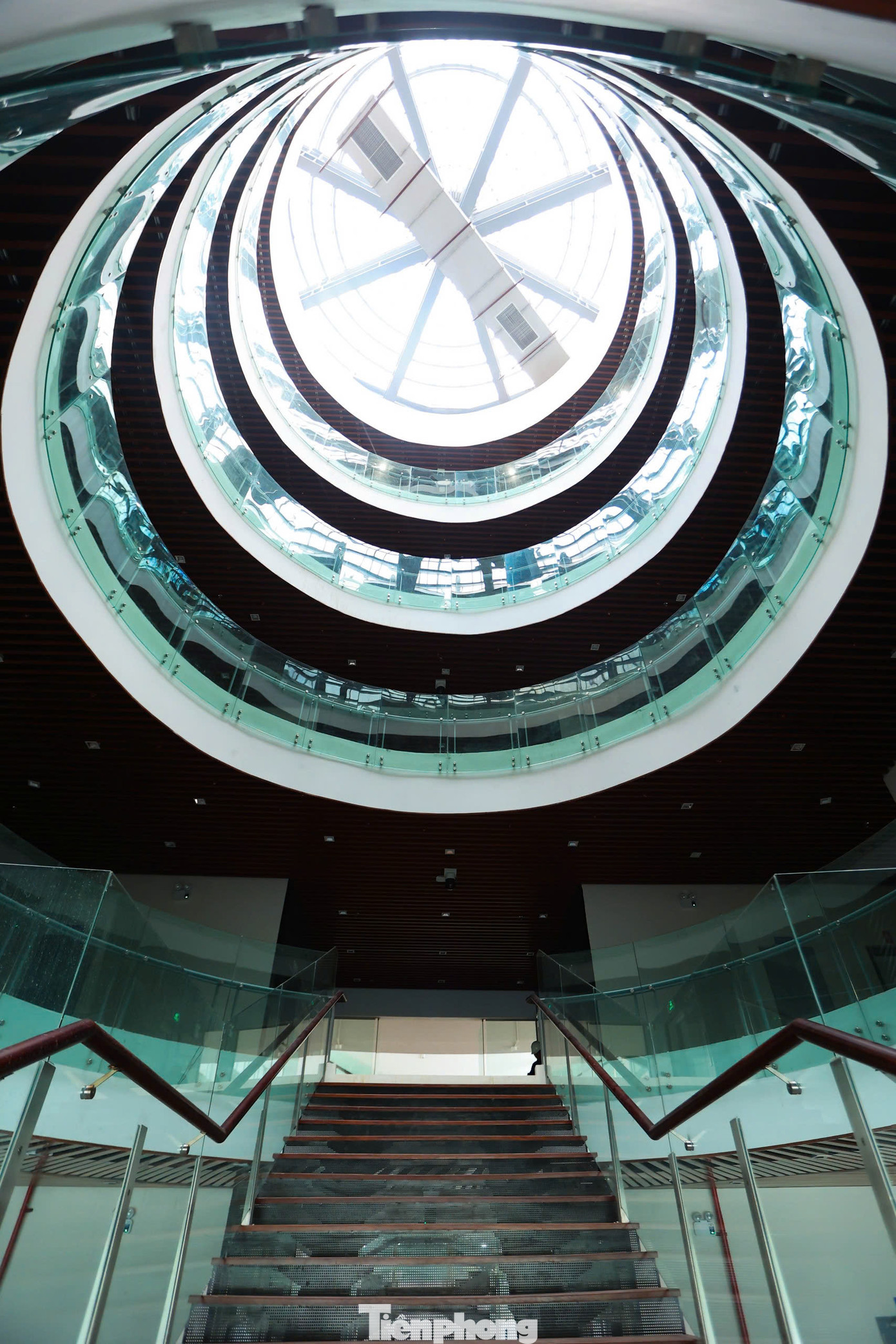 Tháp thiên văn 18 tầng cao 68 m ,nơi cao nhất của cung thiếu nhi, bên trong có hai ống nhòm và kính thiên văn.