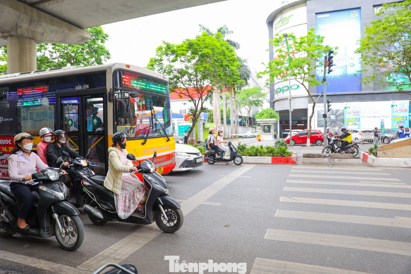 Từ năm 2017, TP Hà Nội đã lắp đặt thí điểm các cụm đèn tín hiệu dành riêng cho người đi bộ sang đường. Tính đến nay, Hà Nội hiện có tổng 13 nút giao thông gắn đèn loại này.