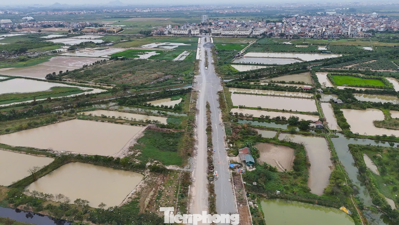 Dự án đường liên khu vực 6 có chiều dài 3,6km, mặt đường rộng 40m, với tổng mức đầu tư gần 760 tỷ đồng nhưng sau hơn 2 năm mới thi công được 45%, chậm hơn tiến độ ban đầu. Nguyên nhân chính được chỉ ra do vướng khâu giải phóng mặt bằng.
