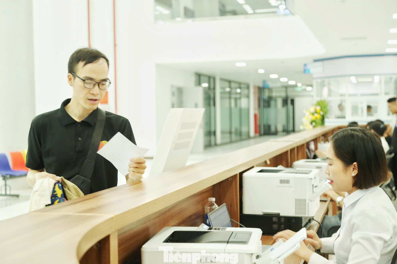 Khu vực sảnh chính của bệnh viện rộng rãi và tiện nghi. Bệnh nhân sẽ đăng ký khám tự động qua nhận diện khuôn mặt và được hướng dẫn đi vào khu khám bệnh.