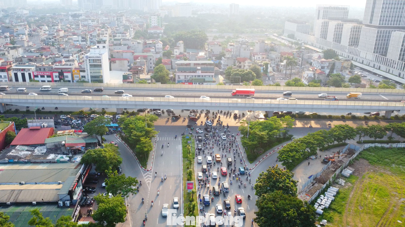 Hiện nay, trục Tây Thăng Long đoạn qua khu vực nghiên cứu dự án đang triển khai thi công. Tuy nhiên, do vướng công tác giải phóng mặt bằng nên còn khoảng 500m đoạn từ Phạm Văn Đồng đi Văn Tiến Dũng chưa thể triển khai. Sở Giao thông vận tải đề nghị UBND TP. Hà Nội chỉ đạo quận Bắc Từ Liêm đẩy nhanh công tác giải phóng mặt bằng dự án đường trục Tây Thăng Long để hầm chui sớm được triển khai xây dựng.