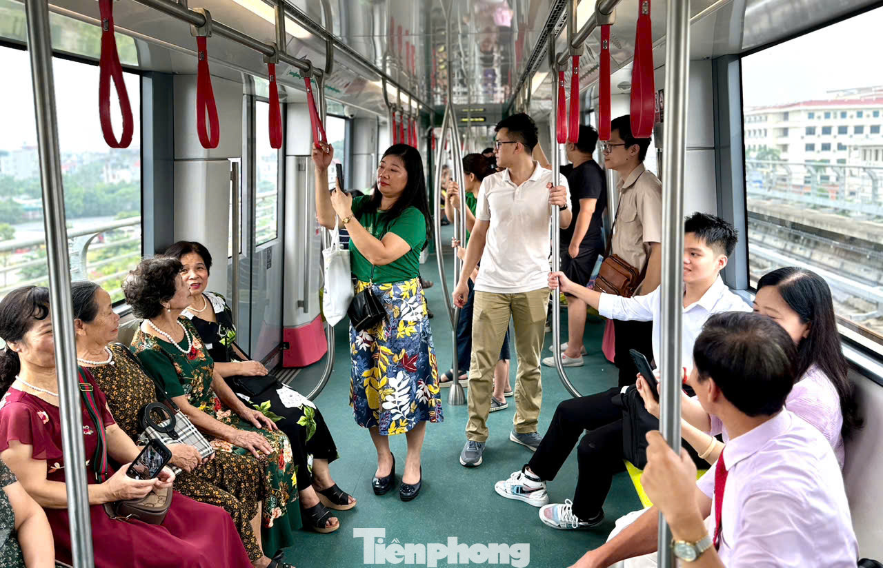 Theo phương án giá vé hiện tại, vé đi một chặng của tuyến là 8.000 đồng/lượt, 12.000 đồng/lượt đi cả tuyến. Vé ngày có giá là 24.000 đồng, có giá trị trong ngày và không hạn chế số lượt di chuyển. Người dân thích thú trải nghiệm hành trình với thời gian di chuyển suốt cả chặng hết 12 phút.