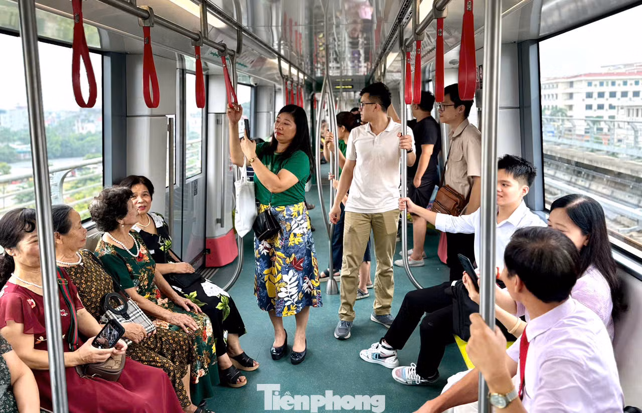 Theo phương án giá vé hiện tại, vé đi một chặng của tuyến là 8.000 đồng/lượt, 12.000 đồng/lượt đi cả tuyến. Vé ngày có giá là 24.000 đồng, có giá trị trong ngày và không hạn chế số lượt di chuyển. Người dân thích thú trải nghiệm hành trình với thời gian di chuyển suốt cả chặng hết 12 phút.