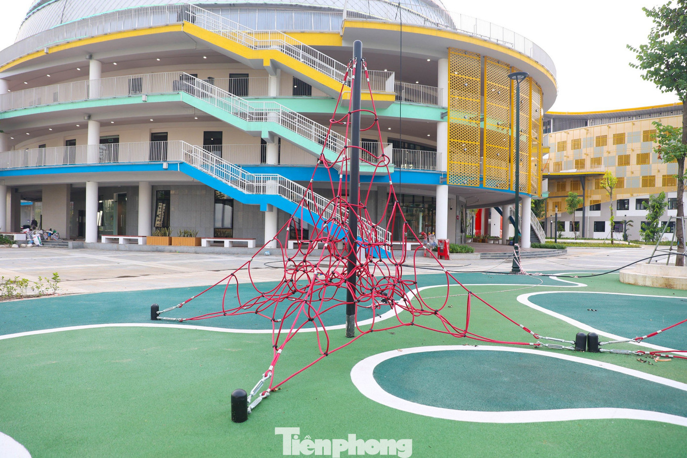 Nằm trong phạm vi công viên, Cung Thiếu nhi Hà Nội dự kiến đưa vào sử dụng từ tháng 7/2024. Công trình được thiết kế kiến trúc hiện đại, gần gũi với thiên nhiên, sử dụng nhiều thiết bị tự động thông minh. Công trình bao gồm các hạng mục: Nhà hát 800 chỗ; rạp chiếu phim 200 chỗ; nhà thi đấu 500 chỗ; bể bơi 10 làn; nhà học và thư viện, tháp thiên văn...