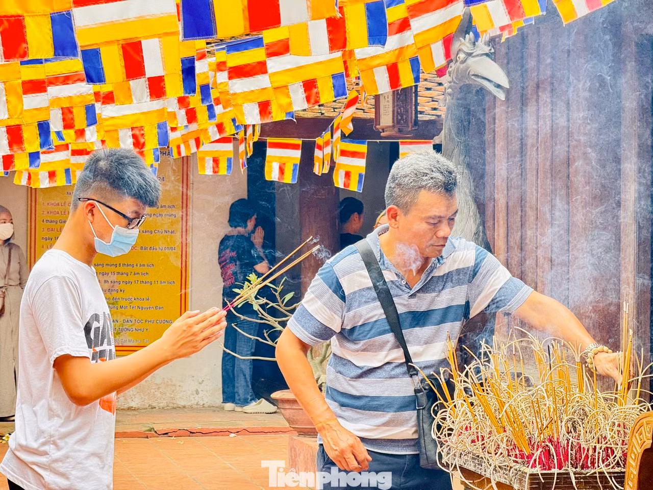 Trong mâm lễ hoa, quả, bánh trái còn có đồ dùng học tập như bút viết, thước kẻ…Sau khi lễ xong, các thí sinh sẽ dùng đồ dùng học tập ấy để làm bài thi.
