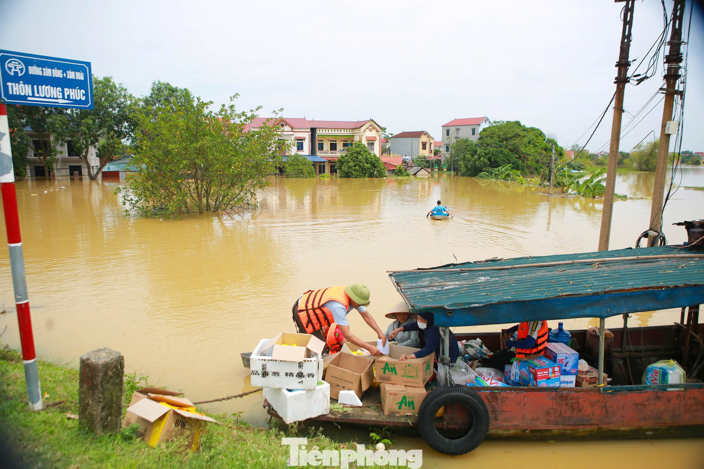 Ghi nhận của PV báo Tiền Phong, tại thôn Lương Phúc, thôn Tăng Long của xã Việt Long (huyện Sóc Sơn, Hà Nội) nước đã ngập cao, nhiều điểm trên 2m. Tàu thuyền trở thành phương tiện chính của người dân nơi đây.
