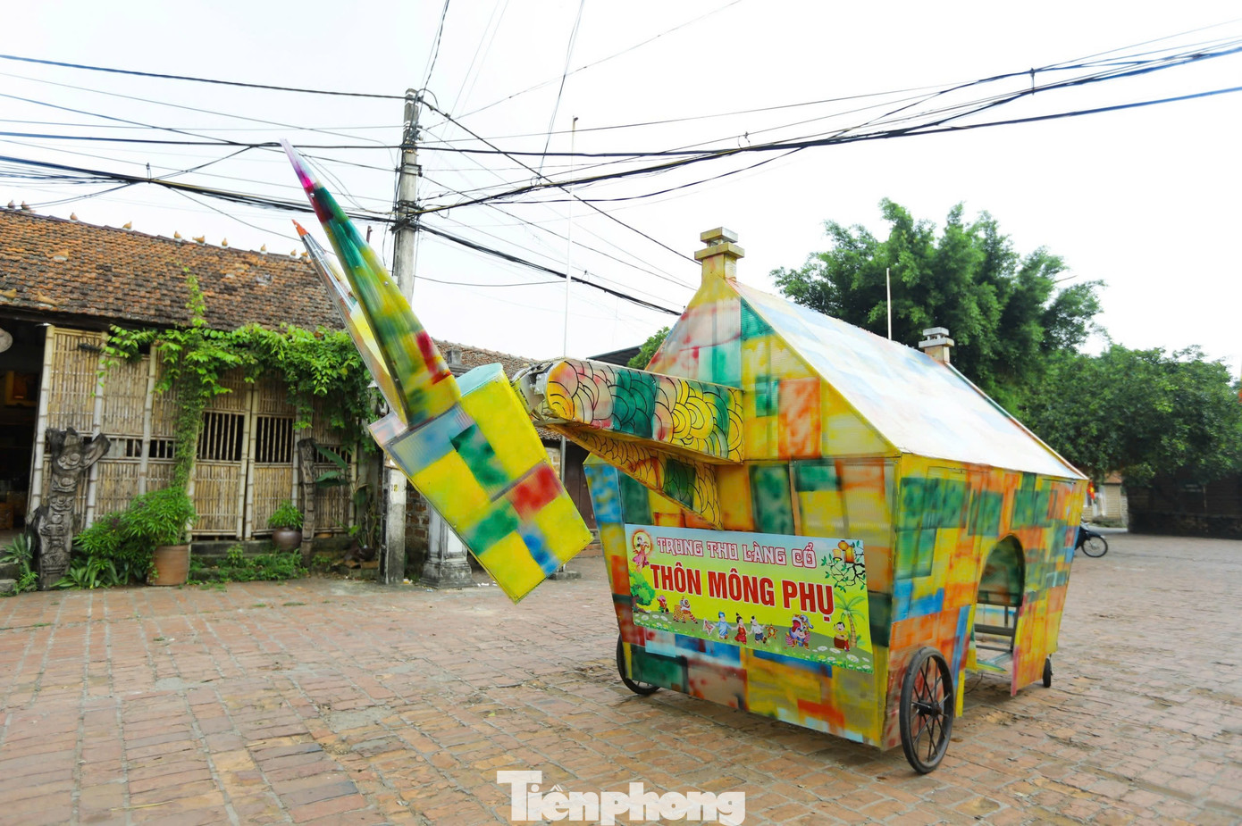 Ngoài bộ phần bánh xe để thuận tiện khi tham gia lễ rước, đầu con trâu còn được gắn thêm 2 động cơ để có thể lắc lư được các hướng khác nhau. Ngoài bộ phần bánh xe để thuận tiện khi tham gia lễ rước, đầu con trâu còn được gắn thêm 2 động cơ để có thể lắc lư được các hướng khác nhau.