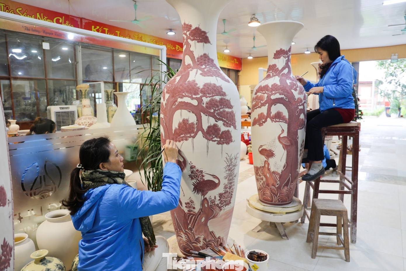 Bên cạnh sản phẩm nghệ thuật Rồng vàng Phú quý, các người nghệ nhân còn chế tác một số sản phẩm truyền thống như; bát hương, bình lọ, đĩa cảnh… theo lối vẽ cổ gần gũi với đời sống của người Việt.