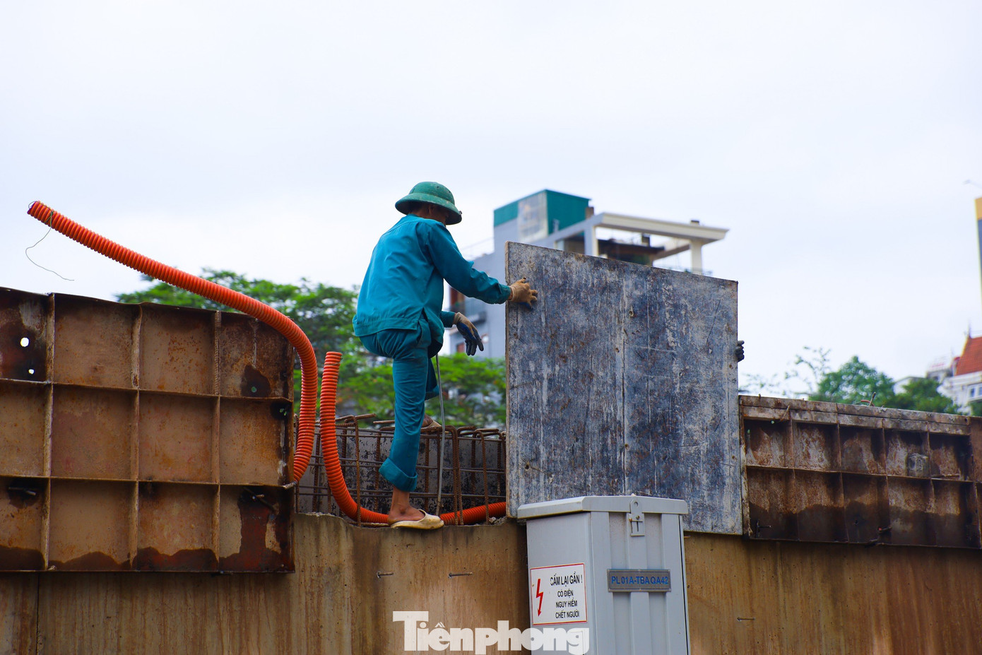 Ghi nhận hiện tại trên công trường, công nhân máy móc đang được tập trung, tích cực thi công đẩy nhanh tiến độ để kịp hoàn thành dự án.