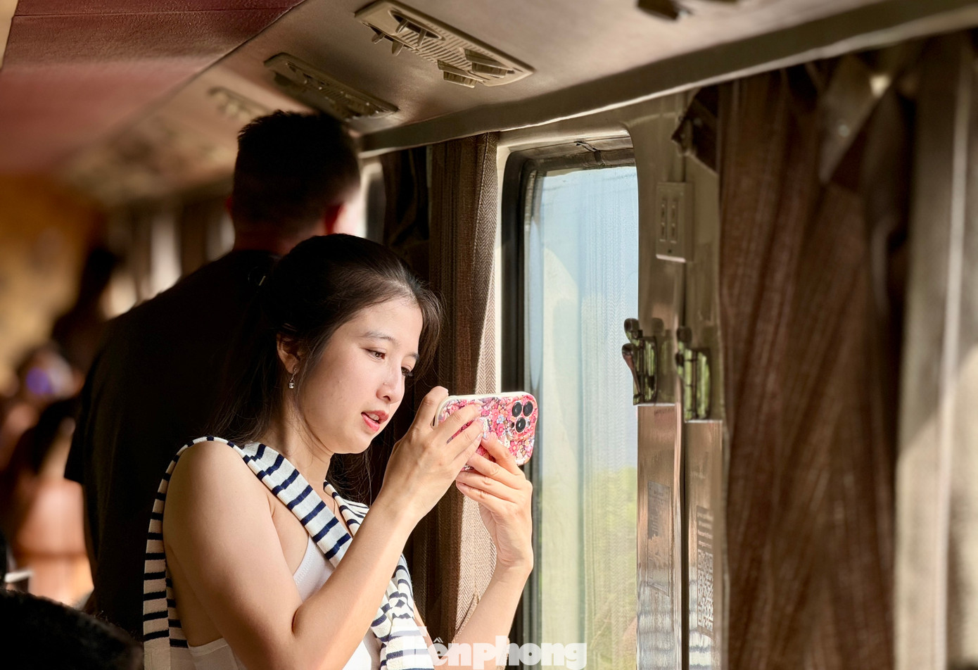 Từ trên tàu, du khách có thể ngắm nhìn khung cảnh thiên nhiên một bên là núi non trùng điệp hùng vĩ, một bên là bãi biển thơ mộng.