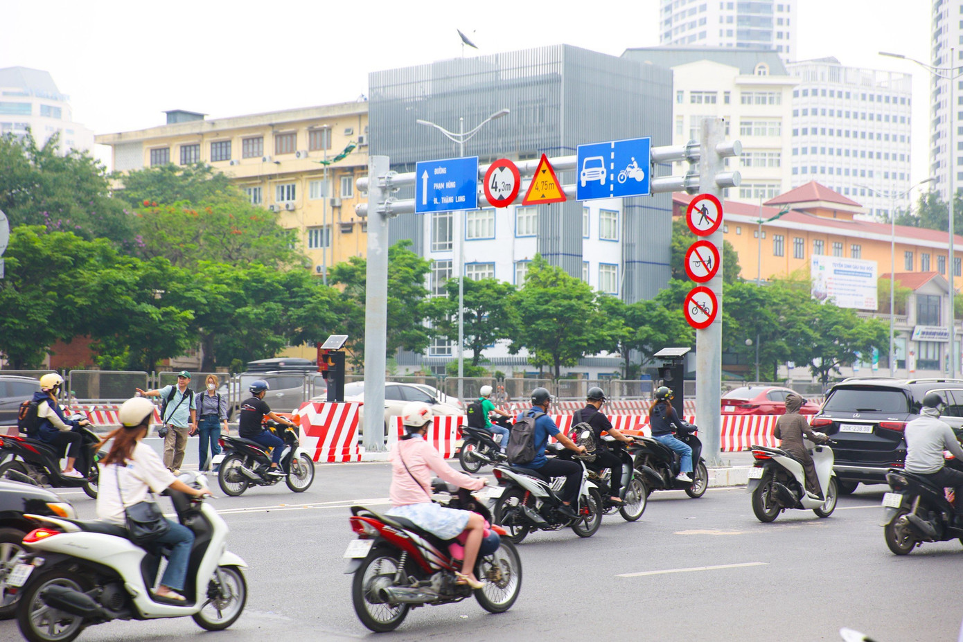 Thời điểm 8h sáng , các phương tiện di chuyển qua nút giao thông này khá đông đúc, tuy nhiên không xảy ra tình trạng tắc nghẽn, ùn ứ. Thời điểm 8h sáng , các phương tiện di chuyển qua nút giao thông này khá đông đúc, tuy nhiên không xảy ra tình trạng tắc nghẽn, ùn ứ.