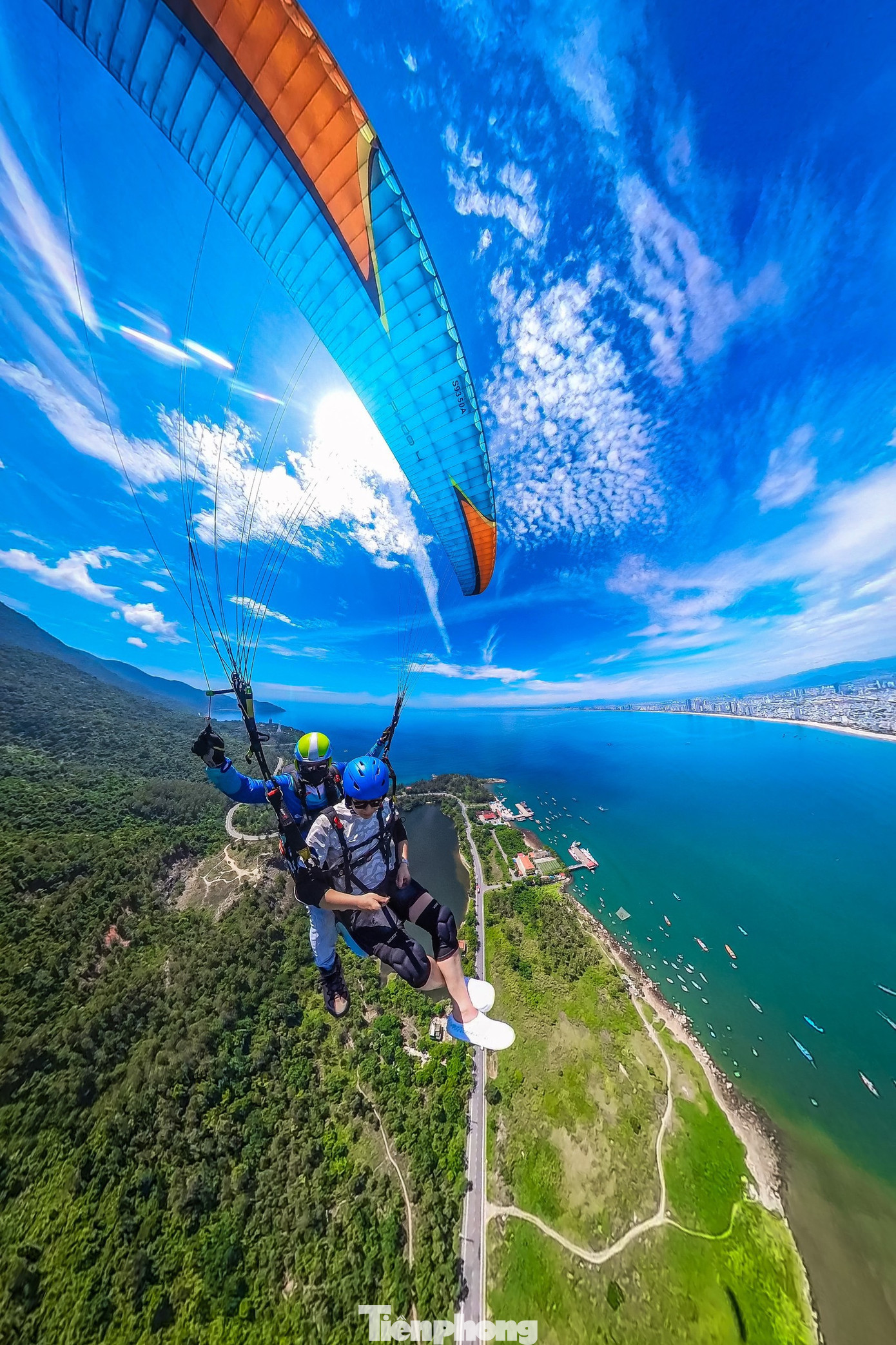 Bạn Tuấn Anh đến từ Hà Nội chia sẻ: "Lần đầu trải nghiệm bộ môn dù lượn, mình cảm giác có chút hồi hộp, lo lắng nhưng khi cùng phi công cất cánh, vượt qua được nỗi sợ ban đầu, mình đã có một trải nghiệm đáng nhớ, tuyệt vời. Tốc độ bay vào khoảng 20 - 25 km/giờ, gió không quá mạnh nên có thể yên tâm ngắm nhìn toàn bộ biển Đà Nẵng, nhất là khi bay qua chùa Linh Ứng, mình thực sự ngỡ ngàng vì cảnh sắc quá đẹp và hùng vĩ".