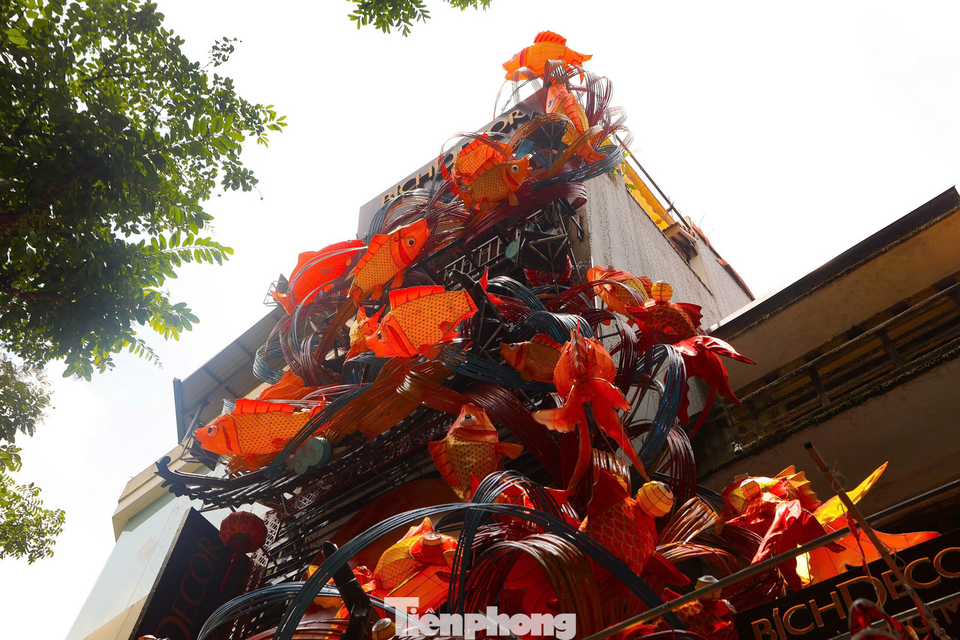 Để phục vụ nhu cầu sắm của người dân, đầu tháng Bảy (Âm lịch) rất nhiều cửa hàng trên phố Hàng Mã đã bày bán phủ kín các món đồ chơi, đồ trang trí Trung thu.