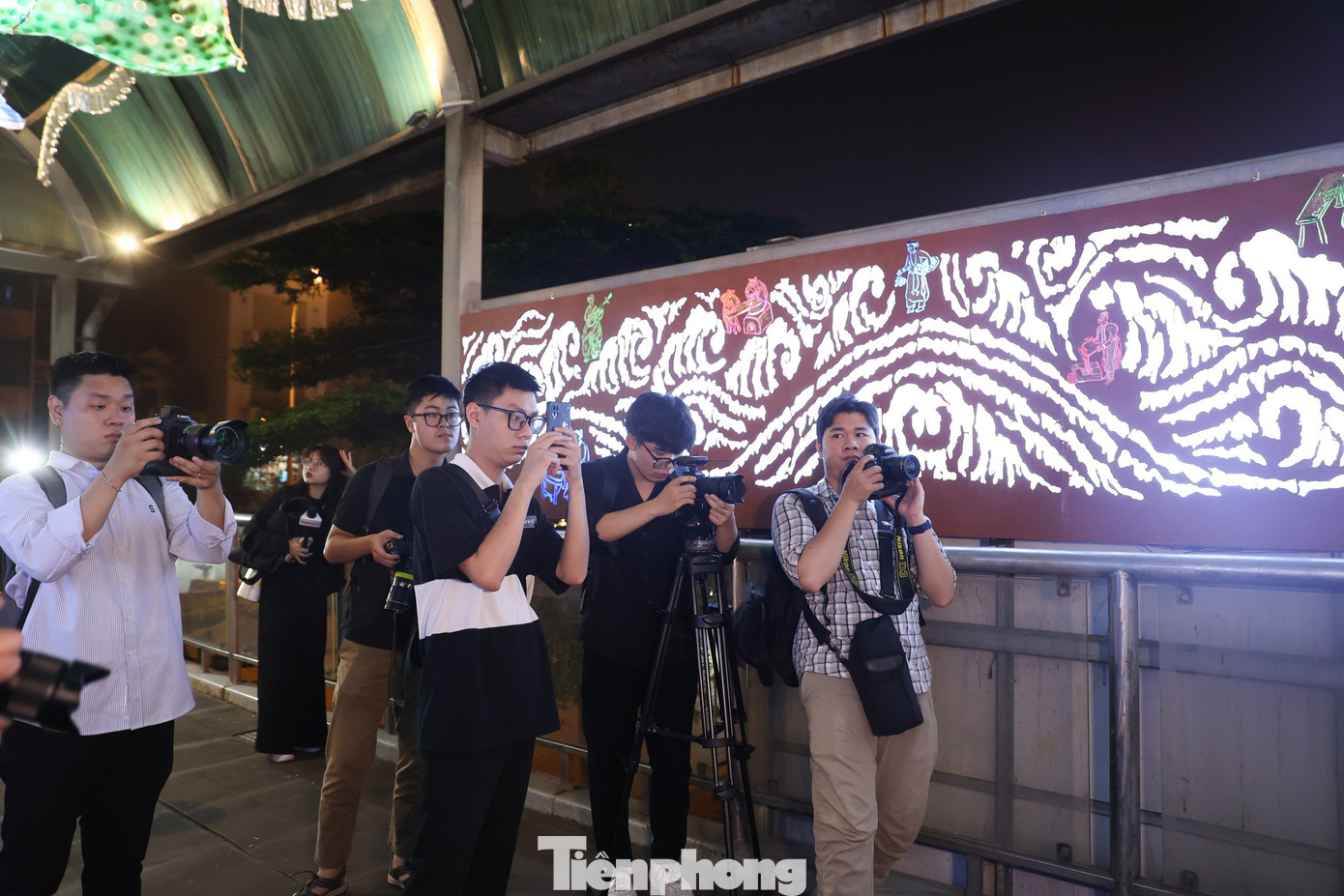 Dự án chưa chính thức khánh thành nhưng đã thu hút rất nhiều sự chú ý, quan tâm của du khách. Những người dân quanh khu vực này bất ngờ bởi khu vực cầu đi bộ này được trang hoàng rực rỡ. "Cây cầu được trang trí với các tác phẩm nghệ thuật khiến tôi thích thú với việc đi bộ hơn. Tôi mong rằng, thời gian tới các cây cầu đi bộ khác cũng sẽ được trang trí đẹp để thu hút người đi bộ", anh Trần Mạnh Hùng (Phúc Tân, Hoàn Kiếm, Hà Nội) chia sẻ. Dự án chưa chính thức khánh thành nhưng đã thu hút rất nhiều sự chú ý, quan tâm của du khách. Những người dân quanh khu vực này bất ngờ bởi khu vực cầu đi bộ này được trang hoàng rực rỡ. "Cây cầu được trang trí với các tác phẩm nghệ thuật khiến tôi thích thú với việc đi bộ hơn. Tôi mong rằng, thời gian tới các cây cầu đi bộ khác cũng sẽ được trang trí đẹp để thu hút người đi bộ", anh Trần Mạnh Hùng (Phúc Tân, Hoàn Kiếm, Hà Nội) chia sẻ.