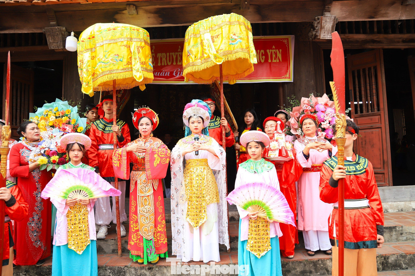 Kết thúc các phần thi, người thắng cuộc được cùng nữ tướng làm lễ vinh quy bái tổ. Cùng với đó, dân làng tổ chức múa hát mừng cho đôi trai tài gái sắc đã nên duyên.