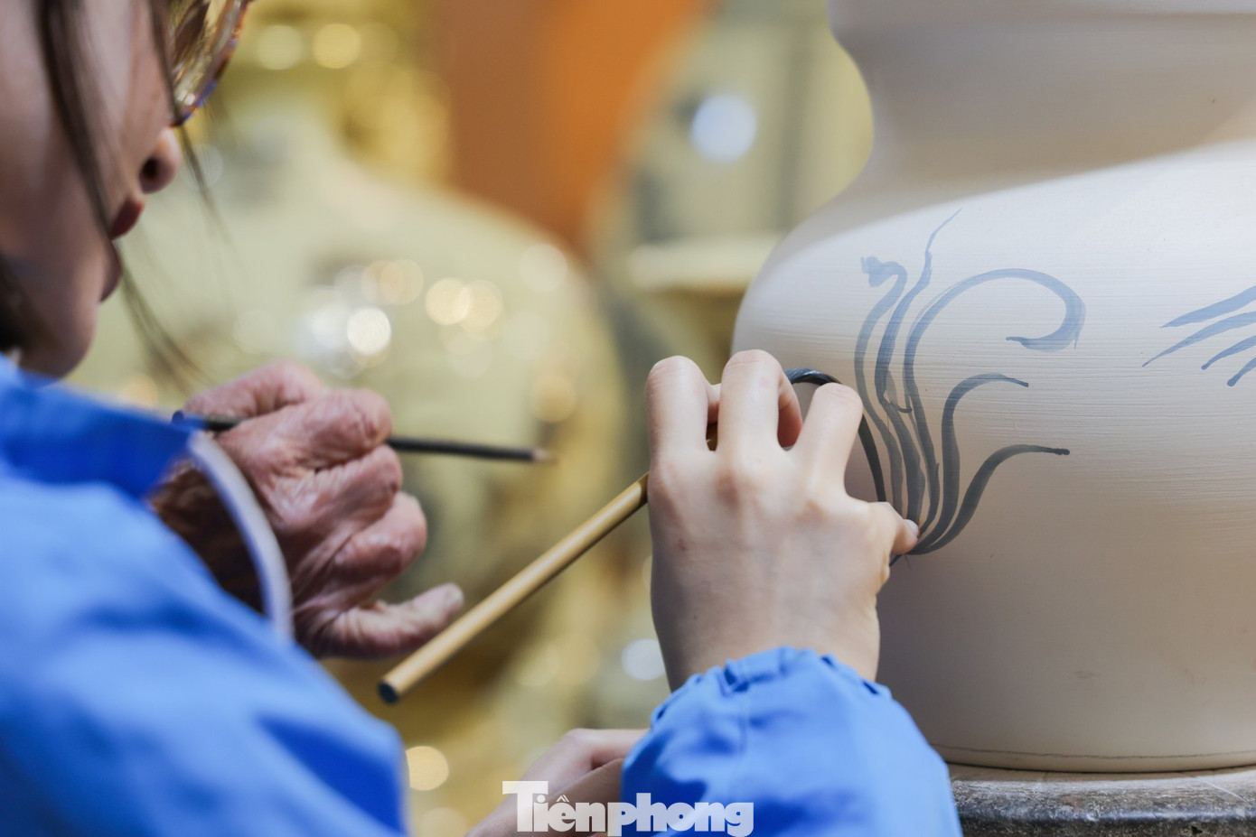 Chia sẻ với PV Tiền Phong, nghệ nhân Hạ Bá Định (84 tuổi) cho biết: "Những sản phẩm gốm Chu Đậu từ lâu đã được đánh giá là đỉnh cao của gốm sứ Việt Nam về độ tinh xảo, màu men và hoa văn. Để hoàn thành một tác phẩm ưng ý, ông phải mất vài ngày, thậm chí cả tuần có khi tới cả tháng để hoàn thiện".