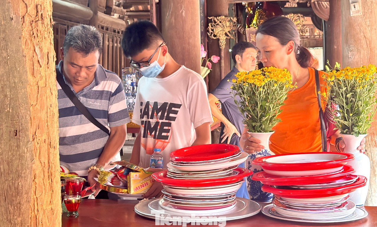 Các phụ huynh cho biết, suốt năm học các con đã rất nỗ lực, lên chùa để giải tỏa về mặt tâm lý còn kết quả phụ thuộc hoàn toàn vào năng lực của các con. Các phụ huynh cho biết, suốt năm học các con đã rất nỗ lực, lên chùa để giải tỏa về mặt tâm lý còn kết quả phụ thuộc hoàn toàn vào năng lực của các con.