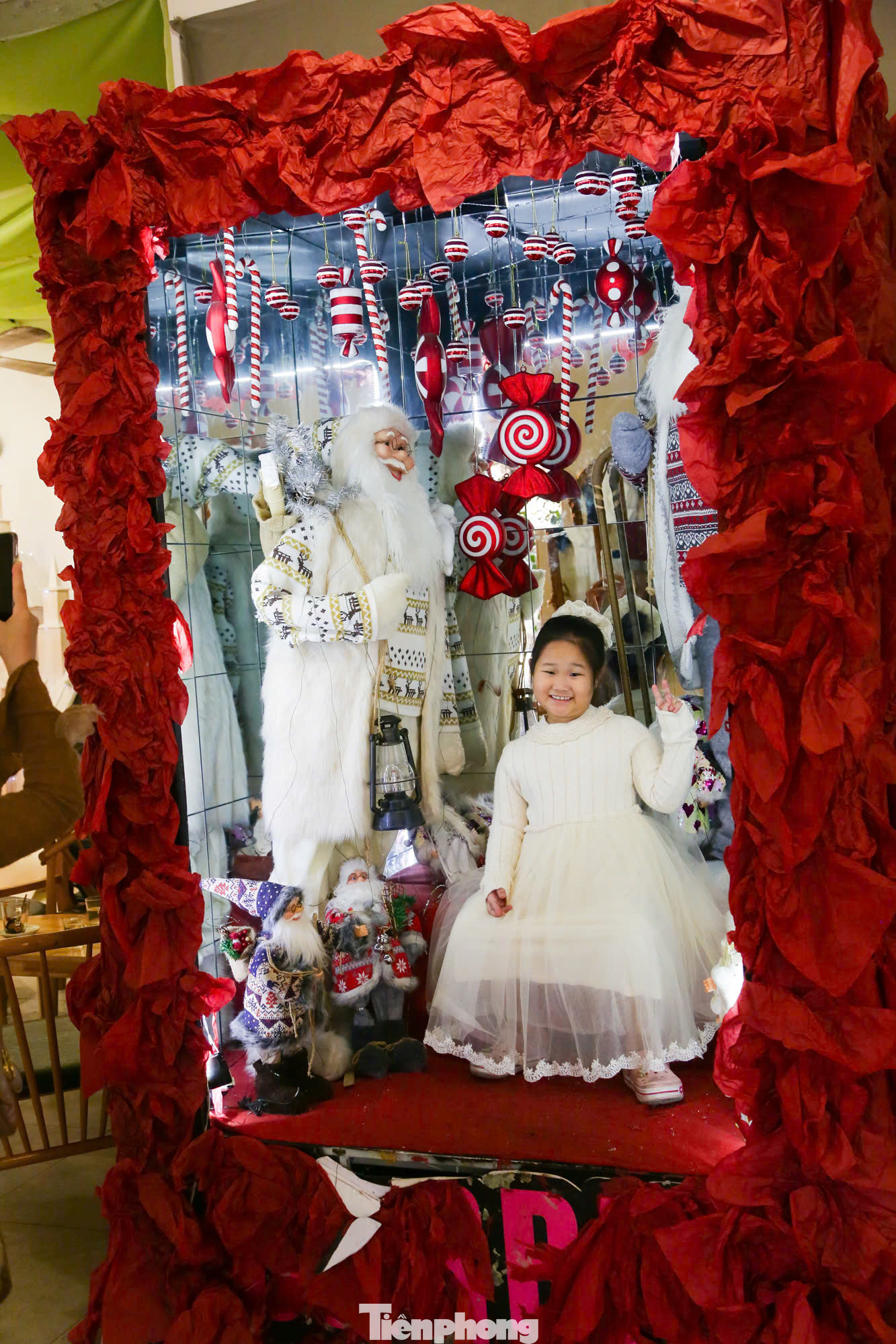 Những quán cafe có trang trí Noel độc đáo này không chỉ thu hút các bạn trẻ để săn hình mà nhiều gia đình cũng tranh thủ đưa các bé nhỏ đến vui chơi và chụp hình dịp cuối tuần.