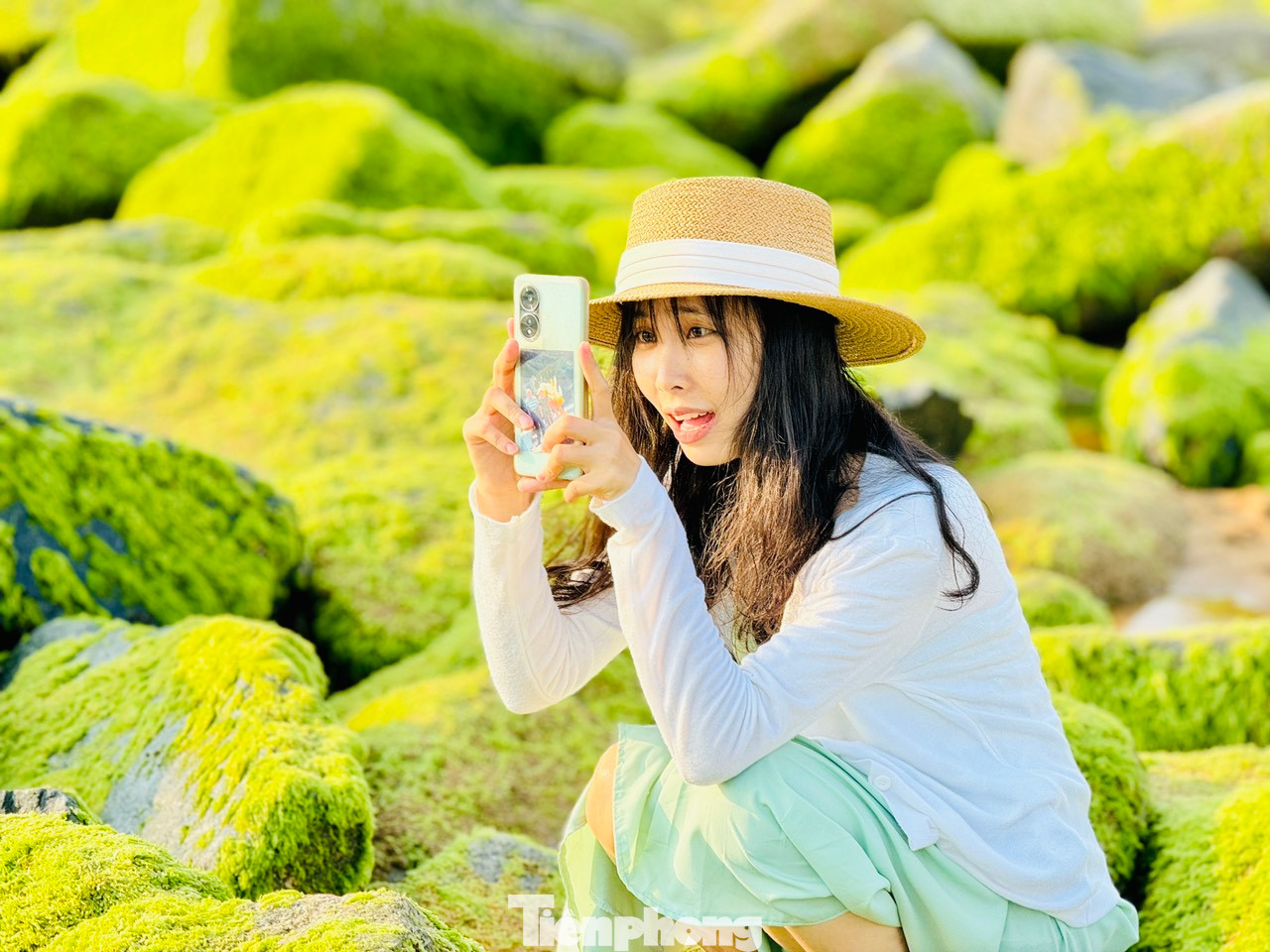 Bãi rêu xanh xóm Rớ trở thành một điểm đến hấp dẫn mới ở vùng đất hoa vàng cỏ xanh.