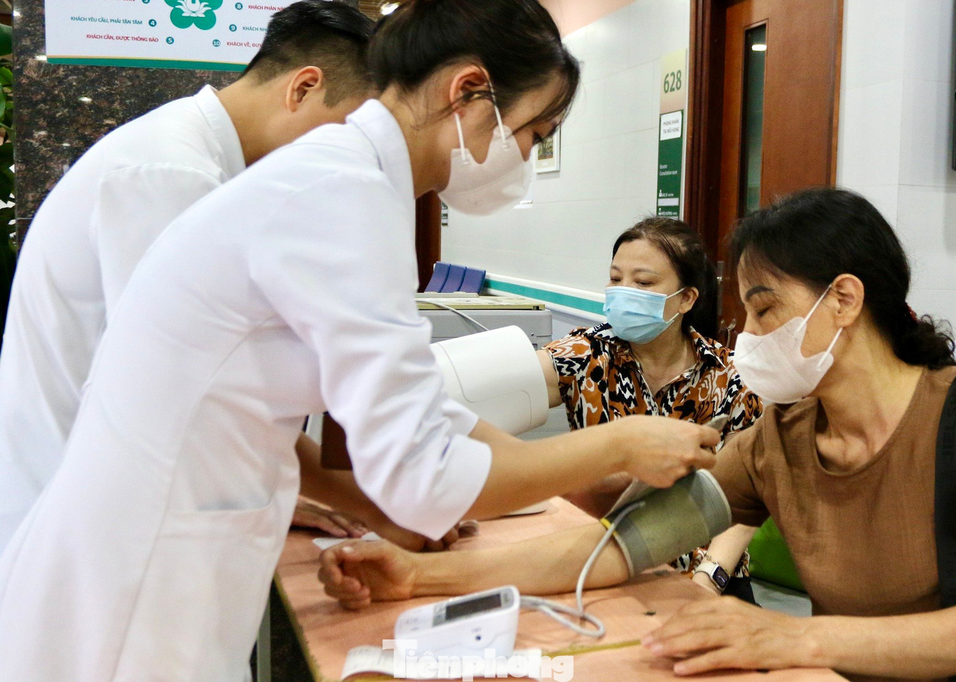 Bệnh viện đã bố trí nhiều bác sĩ, chuyên gia đầu ngành tại 22 phòng khám với đầy đủ các chuyên khoa Nội tiết, Tiêu hóa, Cơ xương khớp, Hô hấp, Thần kinh, Thận tiết niệu, Tim mạch, Truyền nhiễm, Huyết học, Hồi sức tích cực, Sản, Nhi, Tai mũi họng, Răng hàm mặt, Mắt…để phục vụ người bệnh.