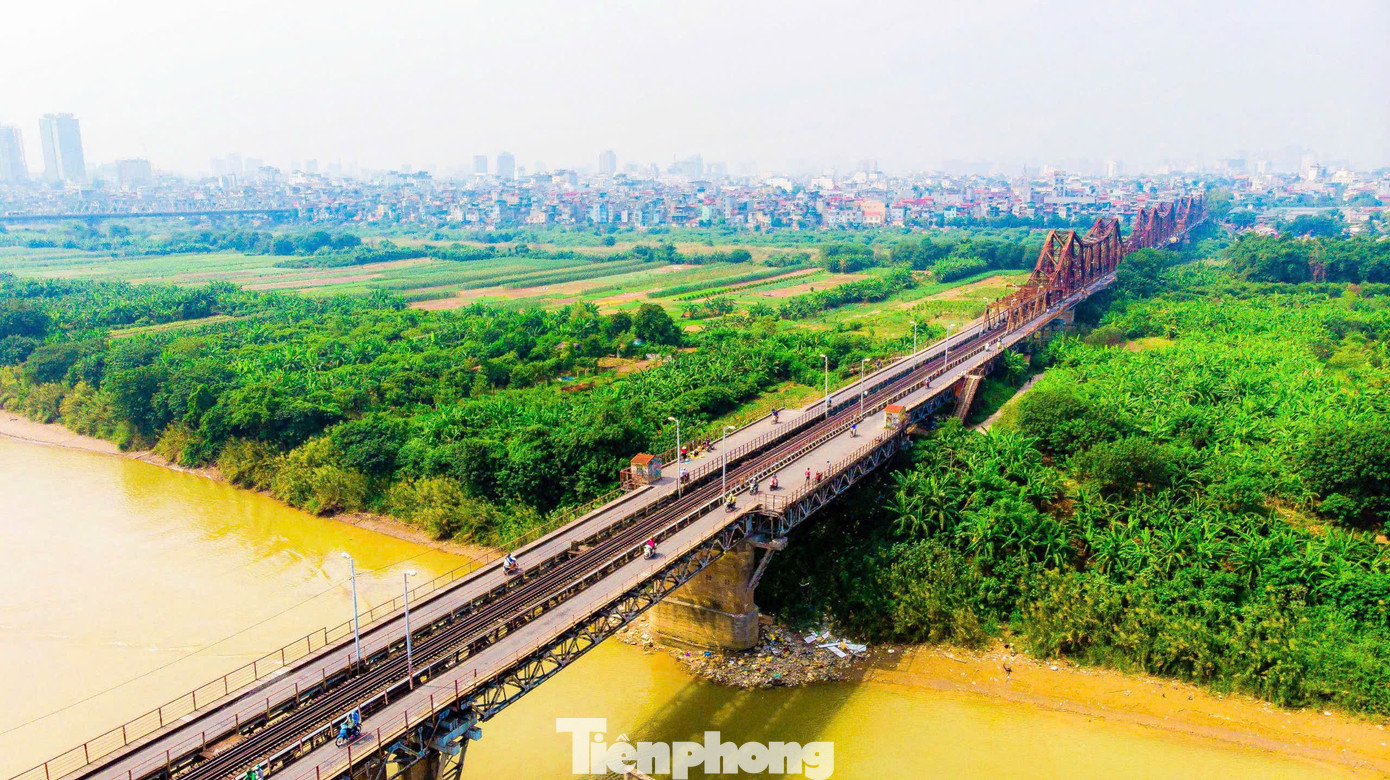 Cầu Long Biên đã tồn tại hơn 100 trăm qua và là “chứng nhân lịch sử” cho những cột mốc quan trọng của Thủ đô Hà Nội. 16h ngày 9/10/1954, những người lính Pháp cuối cùng đã rút qua cầu Long Biên, quân dân ta hoàn toàn kiểm soát Thủ đô. Sáng ngày 10/10/1954, Ủy ban Quân chính TP và các đơn vị quân đội nhân dân gồm có bộ binh, pháo binh, cao xạ, cơ giới… chia làm nhiều cánh lớn đã mở cuộc hành quân lịch sử tiến vào Hà Nội.