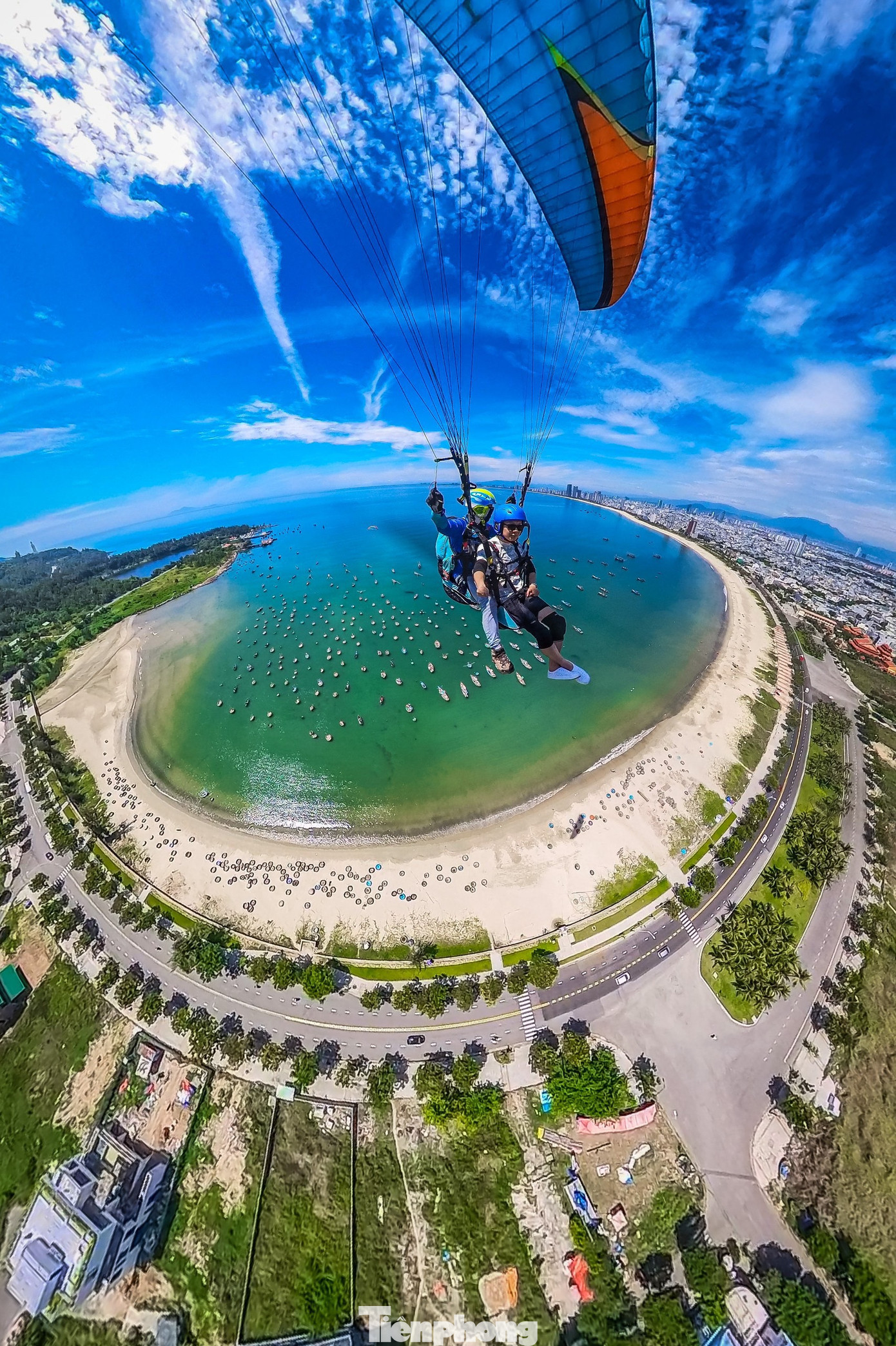 Bạn Tuấn Anh đến từ Hà Nội chia sẻ: "Lần đầu trải nghiệm bộ môn dù lượn, mình cảm giác có chút hồi hộp, lo lắng nhưng khi cùng phi công cất cánh, vượt qua được nỗi sợ ban đầu, mình đã có một trải nghiệm đáng nhớ, tuyệt vời. Tốc độ bay vào khoảng 20 - 25 km/giờ, gió không quá mạnh nên có thể yên tâm ngắm nhìn toàn bộ biển Đà Nẵng, nhất là khi bay qua chùa Linh Ứng, mình thực sự ngỡ ngàng vì cảnh sắc quá đẹp và hùng vĩ".