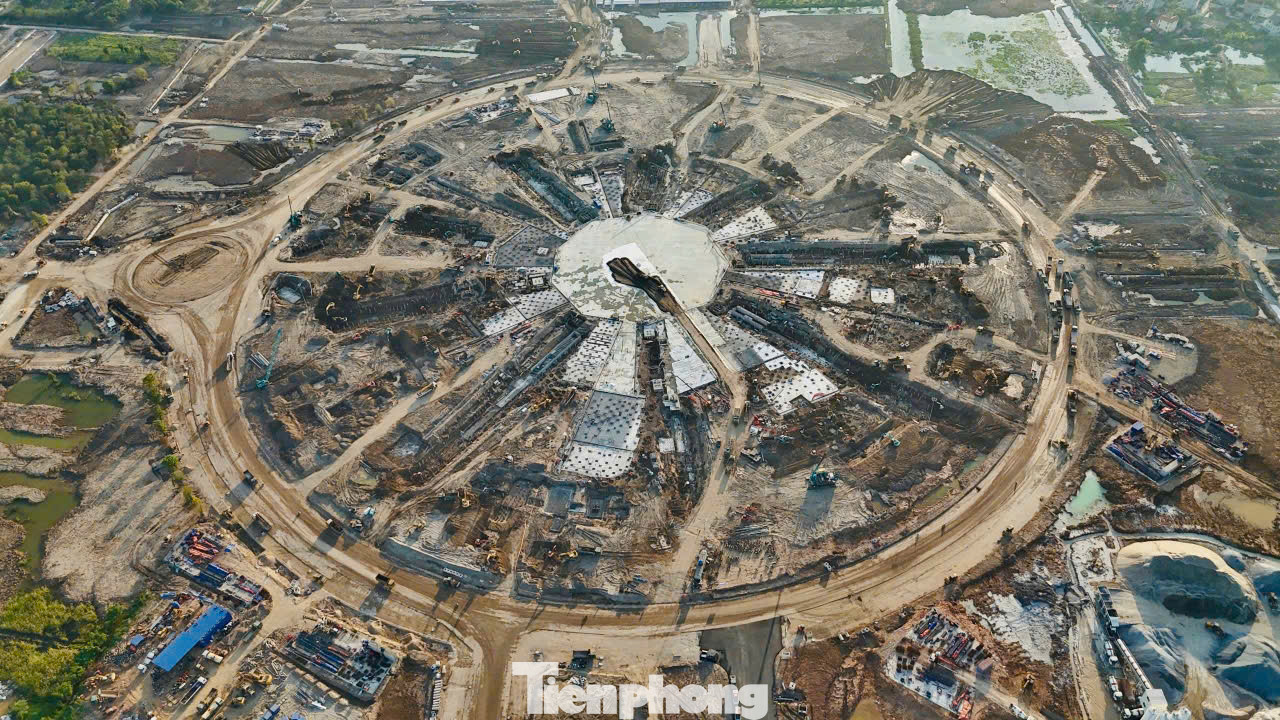 Trung tâm bao gồm công trình triển lãm trong nhà mang hình ảnh thần Kim Quy với 9 phân khu, tổng diện tích hơn 130.000 m2. Bốn khu công viên triển lãm ngoài trời với tổng quy mô lên đến 20,6 ha cùng nhiều công trình phụ trợ đa dạng khác.