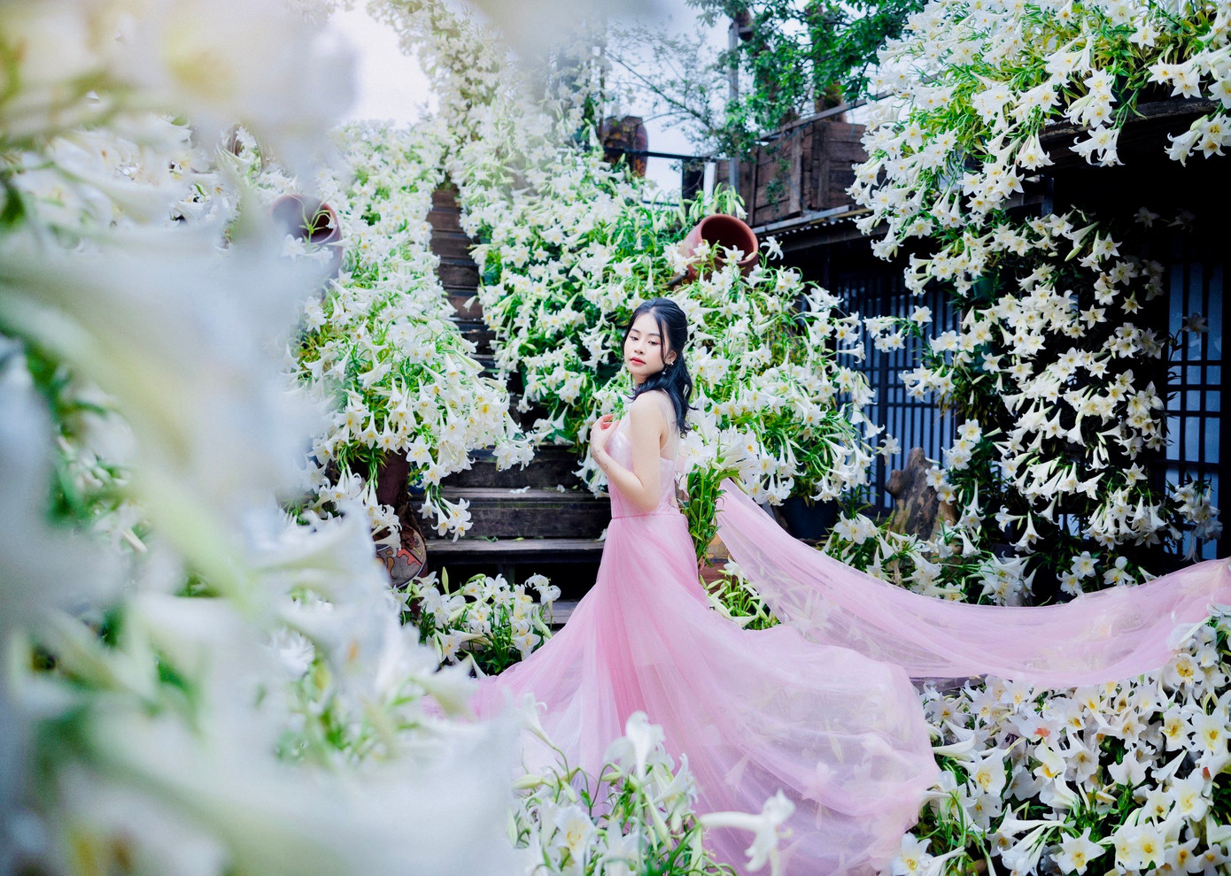 Người Hà Nội hay du khách đến thủ đô vào thời điểm này đều nhận ra nét đặc trưng của Hà Nội chính là sắc trắng của hoa loa kèn. Loài hoa đi vào thơ ca, nhạc, họa, đặc biệt với bức tranh "Thiếu nữ bên hoa huệ" của cố họa sĩ Tô Ngọc Vân Người Hà Nội hay du khách đến thủ đô vào thời điểm này đều nhận ra nét đặc trưng của Hà Nội chính là sắc trắng của hoa loa kèn. Loài hoa đi vào thơ ca, nhạc, họa, đặc biệt với bức tranh "Thiếu nữ bên hoa huệ" của cố họa sĩ Tô Ngọc Vân