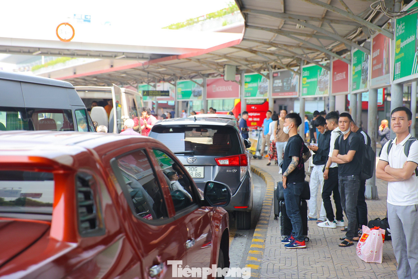 Sáng 27/4, hành khách bắt đầu đến sân bay Nội bài để đón các chuyến bay về quê hoặc đi du lịch trong kỳ nghỉ kéo dài 5 ngày. Sân đỗ ôtô chật kín, các cửa đến - đi cũng đông đúc khiến sân bay luôn tấp nập, nhộn nhịp.