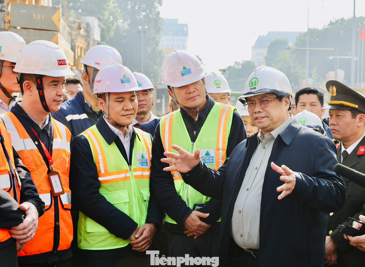 Thủ tướng thăm, chúc Tết cán bộ, công nhân viên, người lao động đang làm việc xuyên Tết tại Nhà ga S12 dự án Đường sắt đô thị Nhổn - ga Hà Nội.