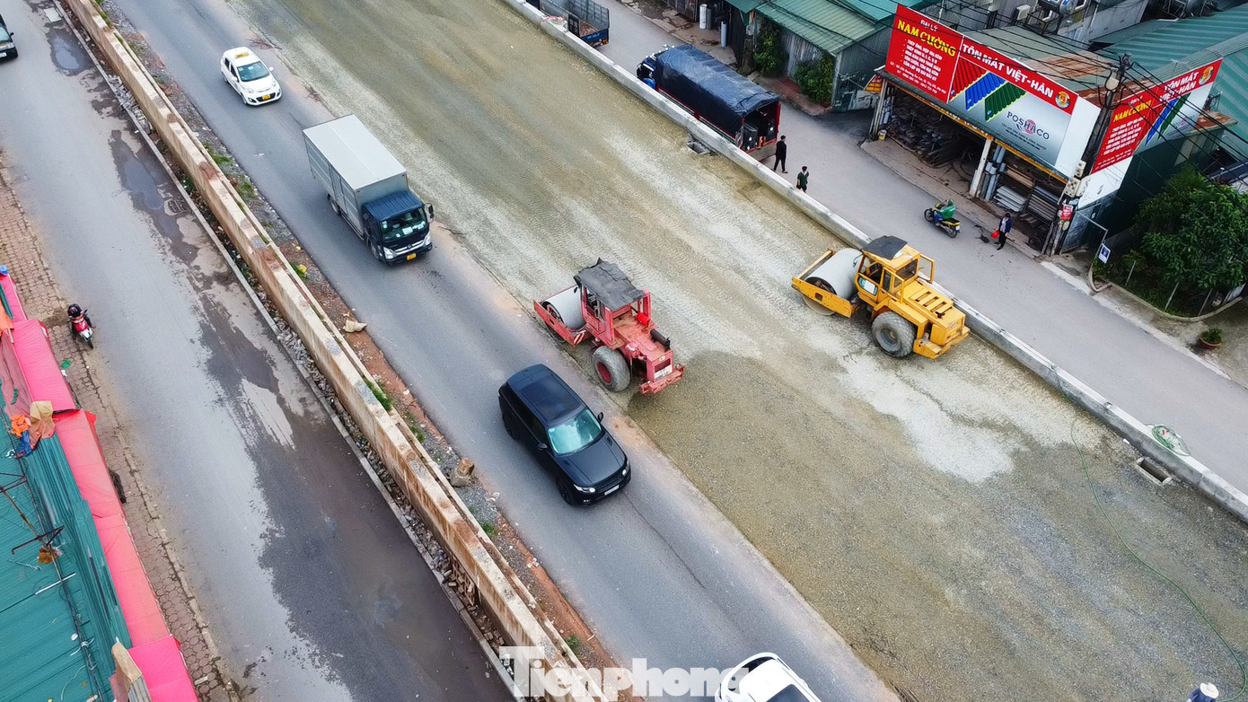 Hiện nay trên công trường dự án, nhà thầu thi công đang tiến hành lu lèn để chuẩn bị thảm nhựa. Tại khu vực đường phía trong đê một số đoạn đã được thảm nhựa phục vụ nhu cầu đi lại của người dân.