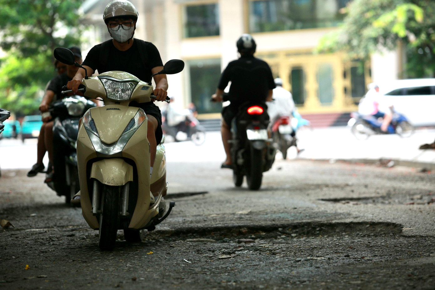 Theo phản ánh của người dân, từ nhiều năm nay con ngõ đã xuống cấp nghiêm trọng, với chi chít, "ổ voi, ổ gà" tiềm ẩn mất an toàn giao thông với người và phương tiện khi lưu thông qua đây. Theo phản ánh của người dân, từ nhiều năm nay con ngõ đã xuống cấp nghiêm trọng, với chi chít, "ổ voi, ổ gà" tiềm ẩn mất an toàn giao thông với người và phương tiện khi lưu thông qua đây.