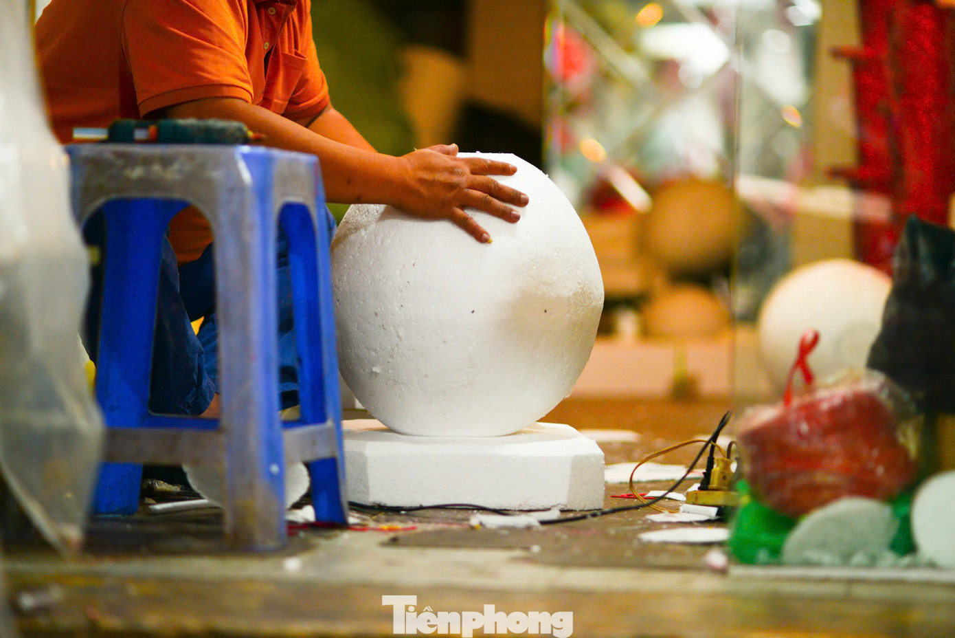 Để có được 1 sản phẩm đẹp mắt, hoàn hảo nhất, người làm phải thật sự khéo léo, tỉ mẩn. Dao dùng để cắt xốp phải thật sắc bén, khi cắt cũng phải đều tay và dứt khoát. Để có được 1 sản phẩm đẹp mắt, hoàn hảo nhất, người làm phải thật sự khéo léo, tỉ mẩn. Dao dùng để cắt xốp phải thật sắc bén, khi cắt cũng phải đều tay và dứt khoát.