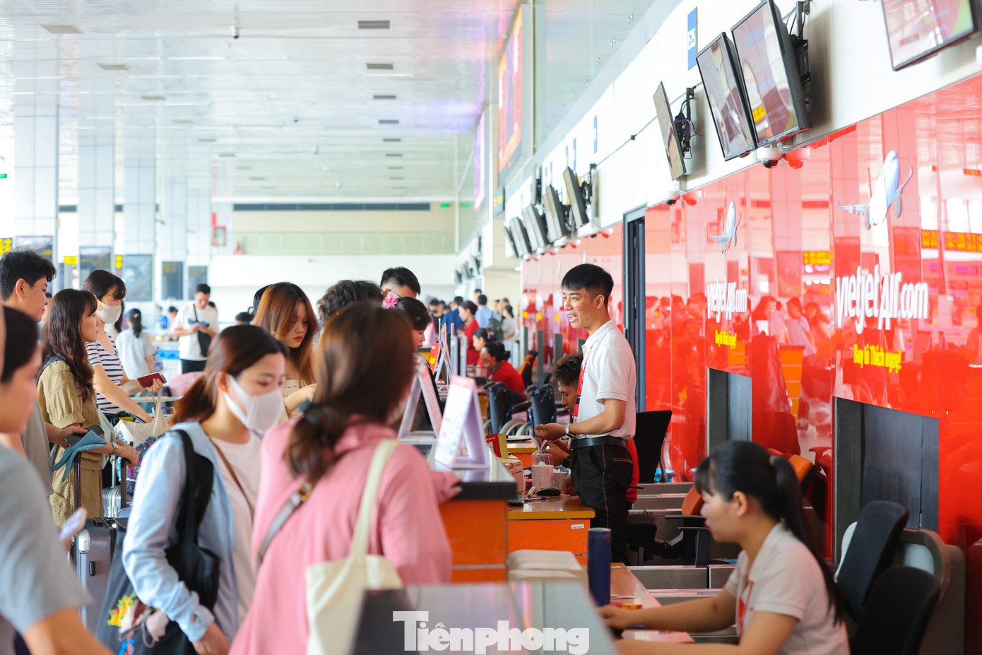 "Biết trước giá vé máy bay cao hơn so với năm ngoái nên chúng tôi đã lên kế hoạch cho chuyến đi trước 2 tháng, hôm nay ra làm thủ tục cũng phải ra sớm hơn để tránh trễ chuyến bay, anh Phạm Huy ở quận Hoàng Mai (Hà Nội) chia sẻ.