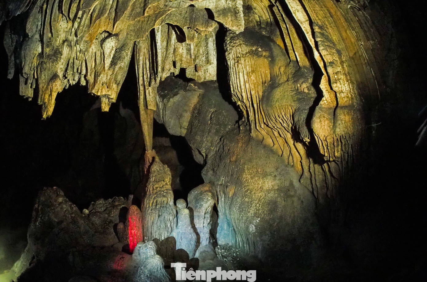 Động Từ Thức ẩn mình giữa những ngọn núi đá hùng vĩ, mang vẻ đẹp nguyên sơ, bao quanh là những thửa ruộng bát ngát. Động có chiều dài 200m, chiều rộng hàng nghìn m2, vòm cao nhất lên tới 40m.