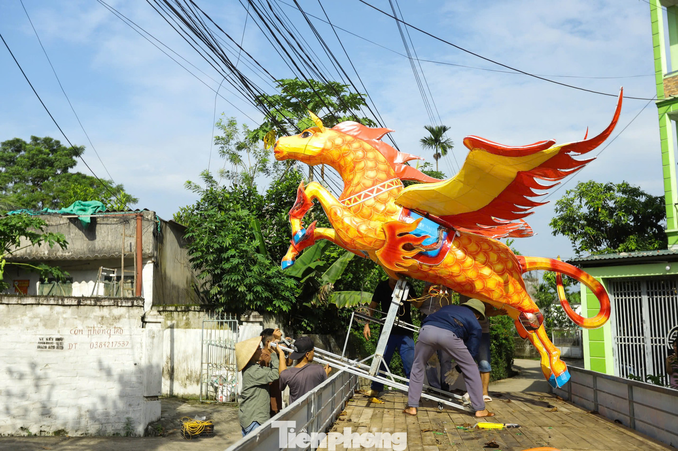 "Khi nhìn vào những mô hình đèn Trung thu phải toát lên sự gần gũi, thân thiện. Những con thú thường sẽ có độ tinh nghịch nên nét vẽ các bộ phận như tay, chân, mắt, mũi… cần cố gắng làm cho nó giống nhất có thể so với ngoài đời. Đôi khi mình có thể nhấn nhá, cách điệu nhưng cuối cùng quan trọng nhất vẫn là cái hồn cốt...”, kiến trúc sư Vũ Hoàng Châu cho biết.