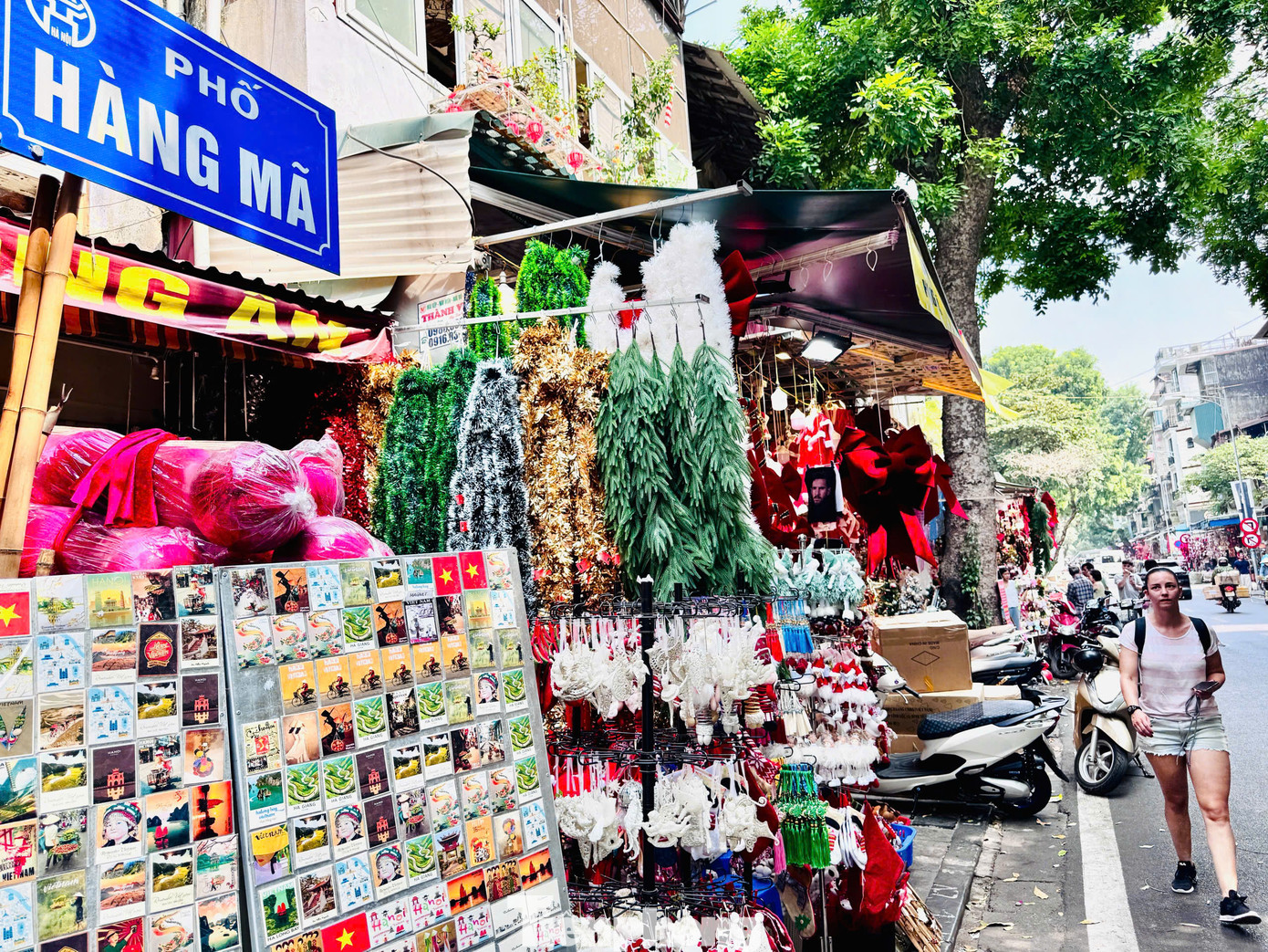 Còn hơn 1 tháng nữa mới đến lễ Giáng sinh nhưng phố Hàng Mã (Hà Nội) đã rực rỡ với đủ các loại hàng hóa trang trí rực rỡ, thu hút đông đảo khách tham quan mua sắm.