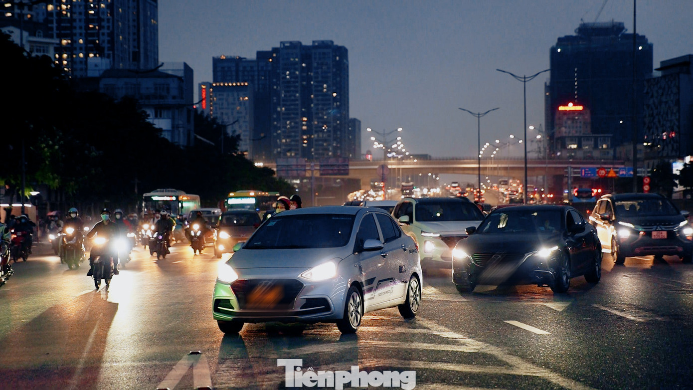 Những ngày đầu thông xe, nhiều tài xế không nắm rõ thông tin đã vi phạm các lỗi đè vạch xương cá, chuyển làn không đúng vạch kẻ, không tuân thủ biển báo mới.