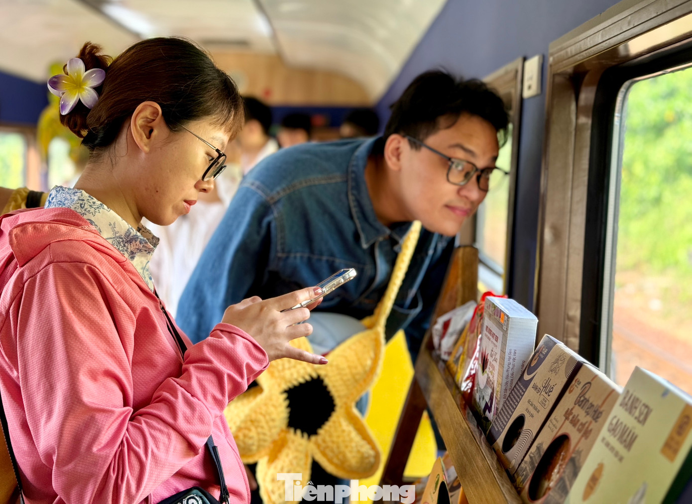 Du khách quốc tế cũng rất hào hứng khi khi tàu đi qua đèo Hải Vân, một bên là rừng núi, vách đá hùng vĩ, một bên là biển lãng mạn.