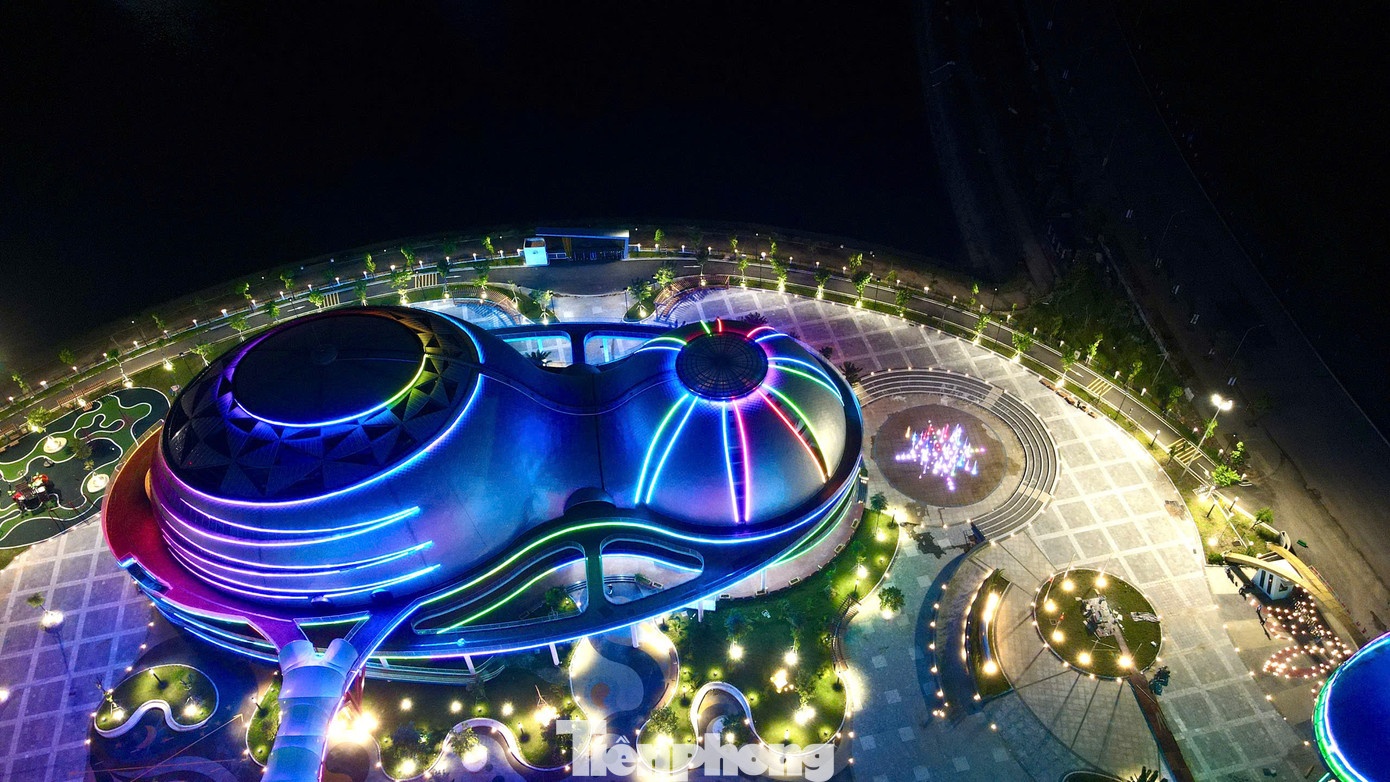 Những ngày gần đây, sau khi công trình được hoàn thiện hệ thống đèn chiếu sáng, nhiều người dân khi đi qua đã trầm trồ ấn tượng bởi quang cảnh lung linh màu sắc.